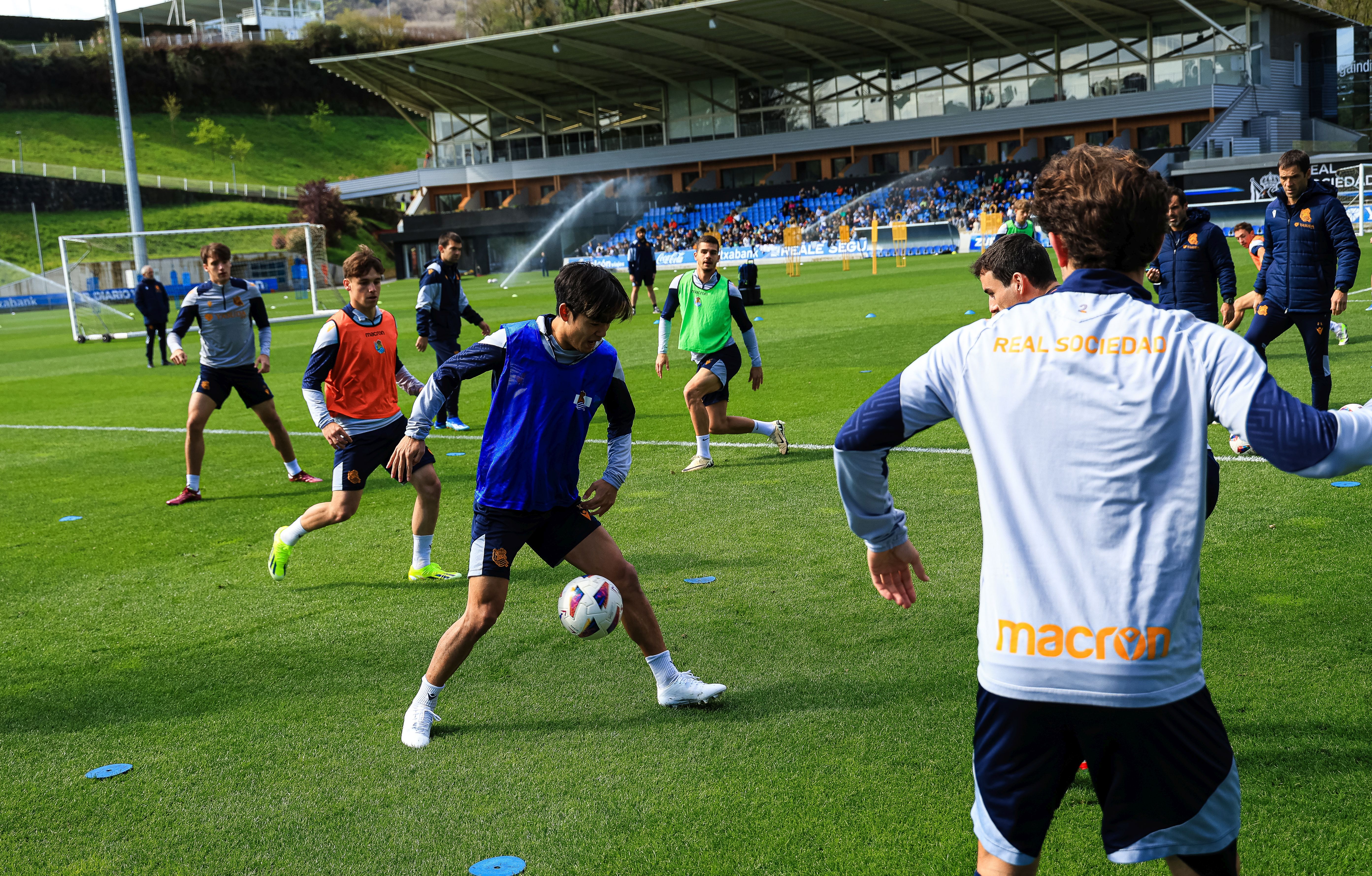 La Real se da un baño de masas en el entrenamiento en Zubieta