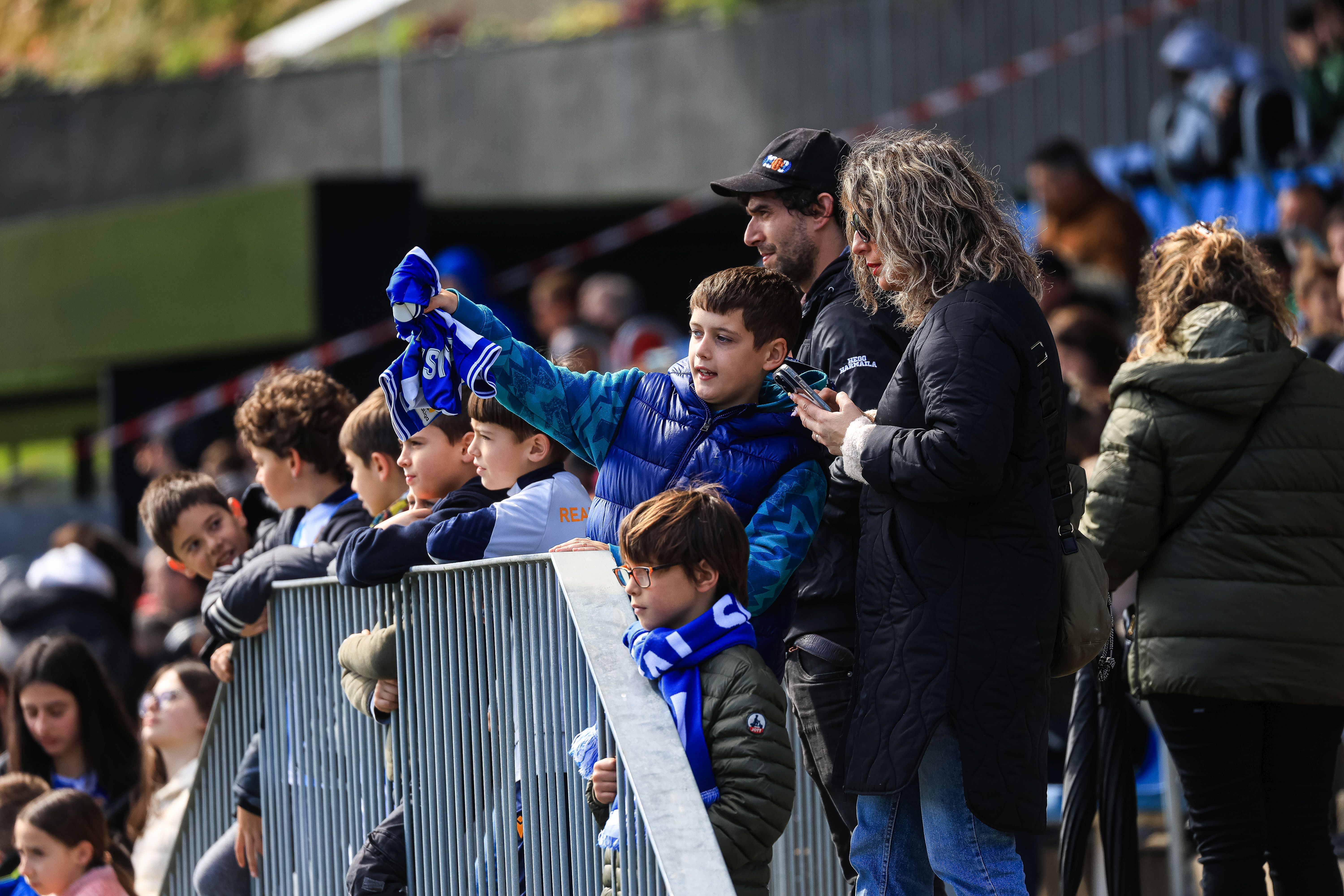 La Real se da un baño de masas en el entrenamiento en Zubieta