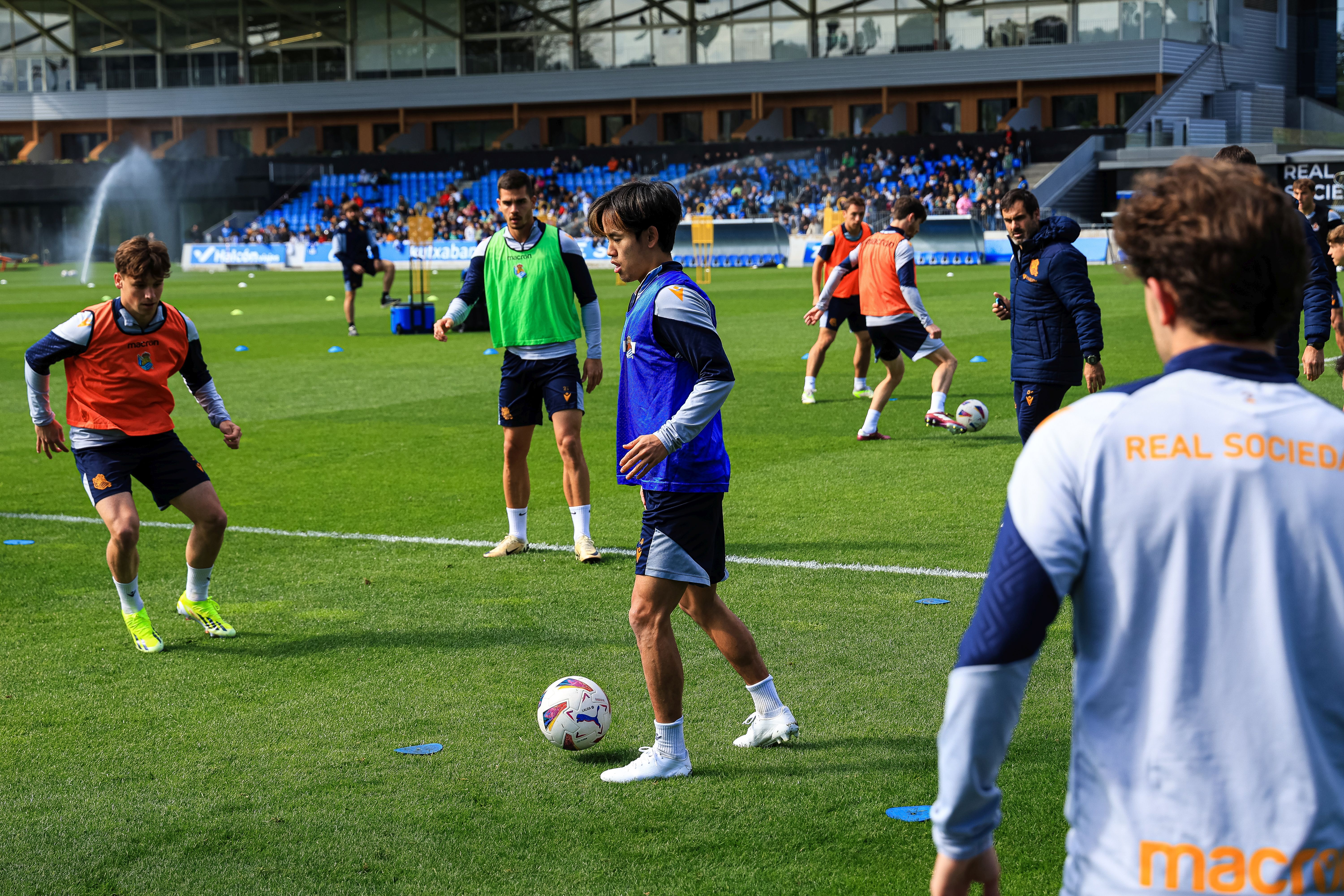 La Real se da un baño de masas en el entrenamiento en Zubieta