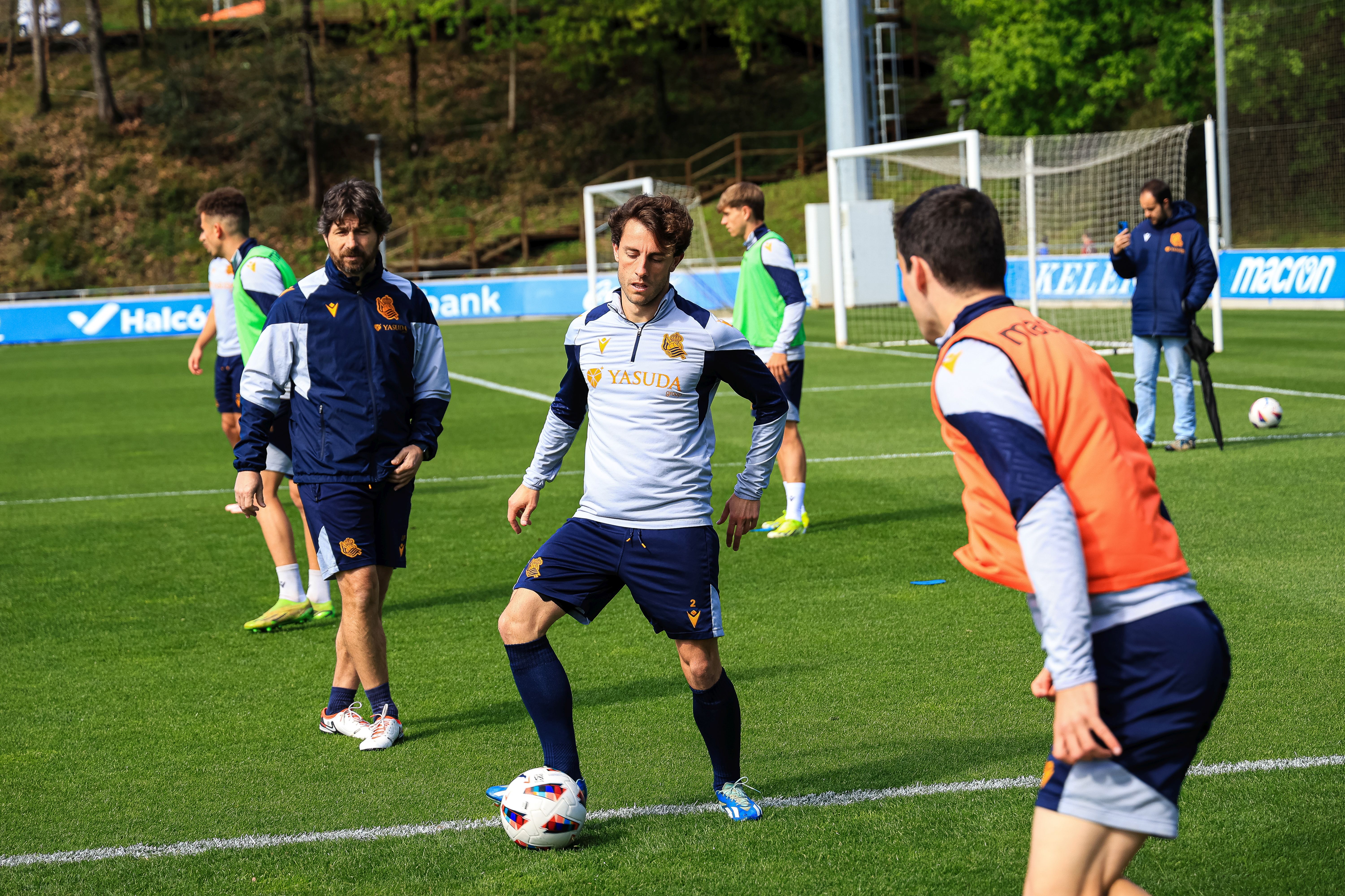 La Real se da un baño de masas en el entrenamiento en Zubieta