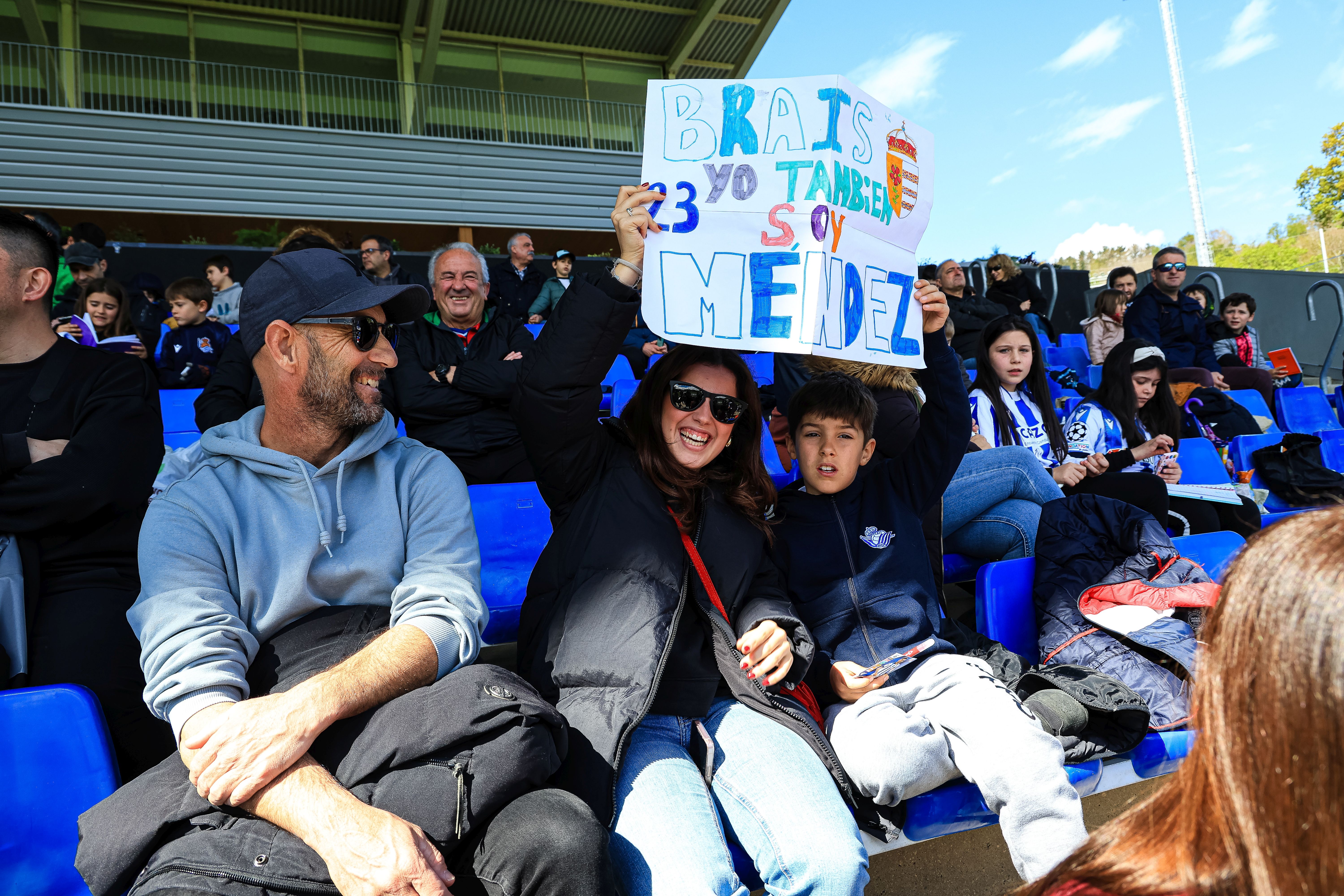 La Real se da un baño de masas en el entrenamiento en Zubieta
