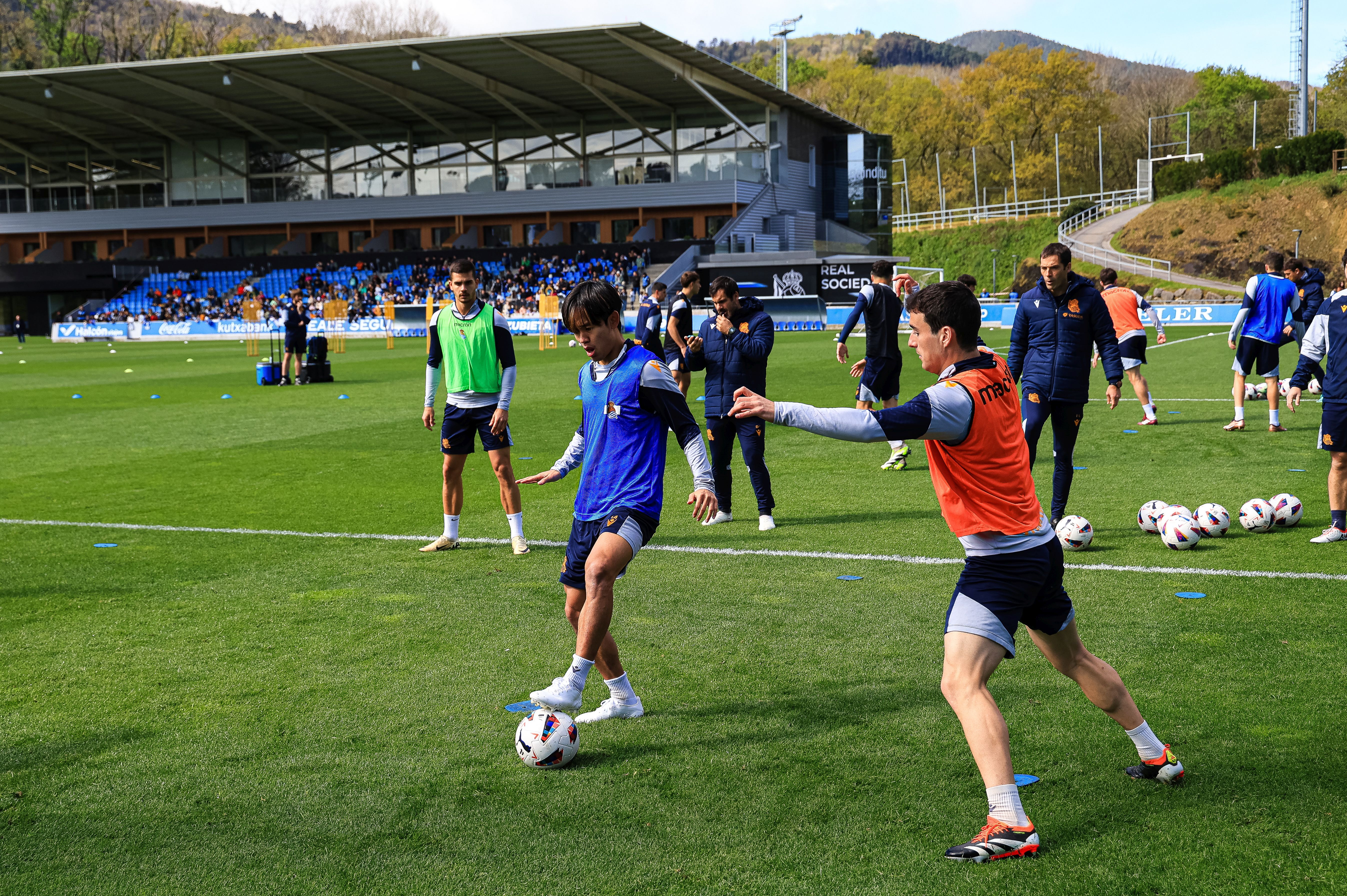 La Real se da un baño de masas en el entrenamiento en Zubieta