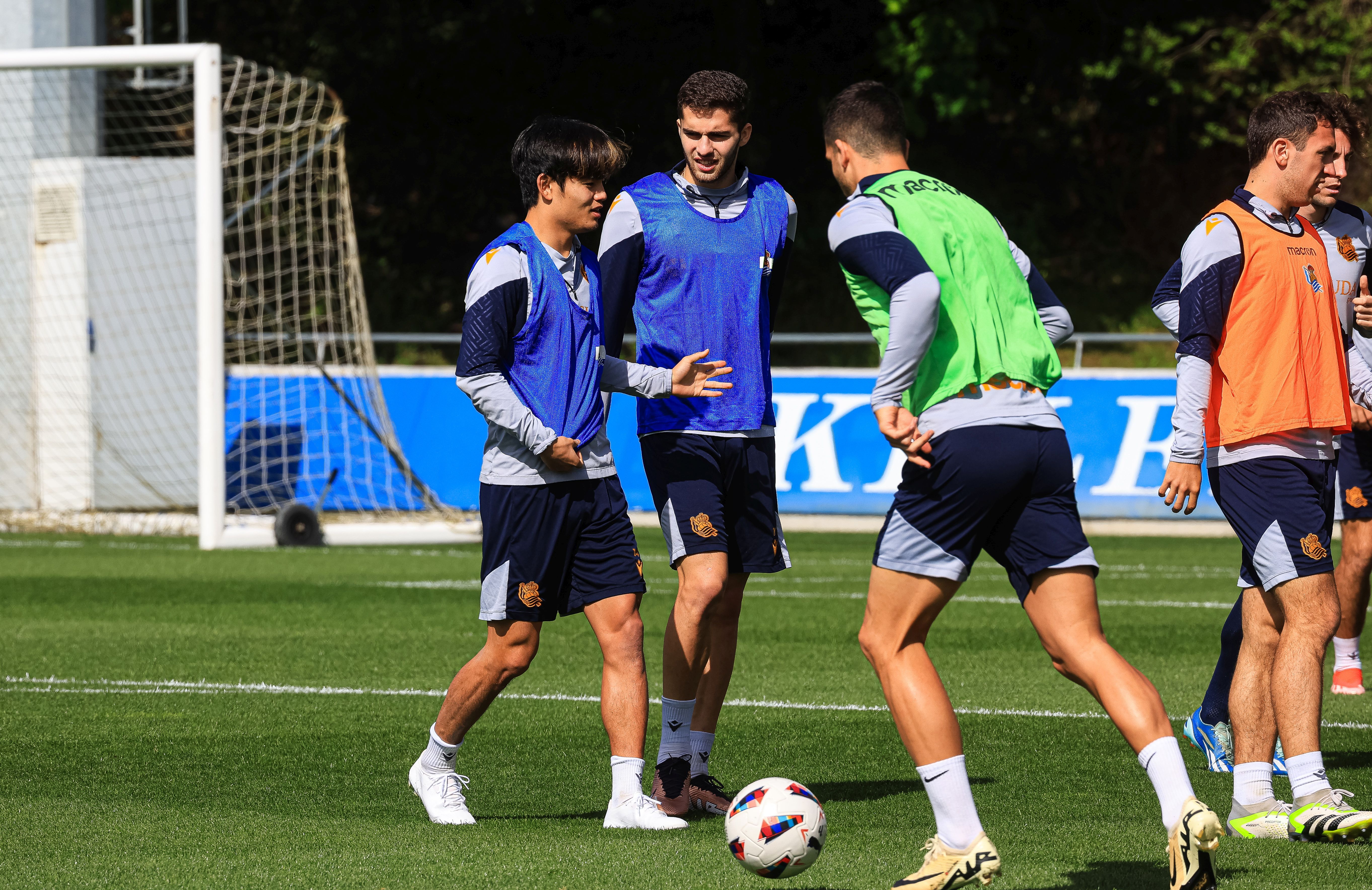 La Real se da un baño de masas en el entrenamiento en Zubieta