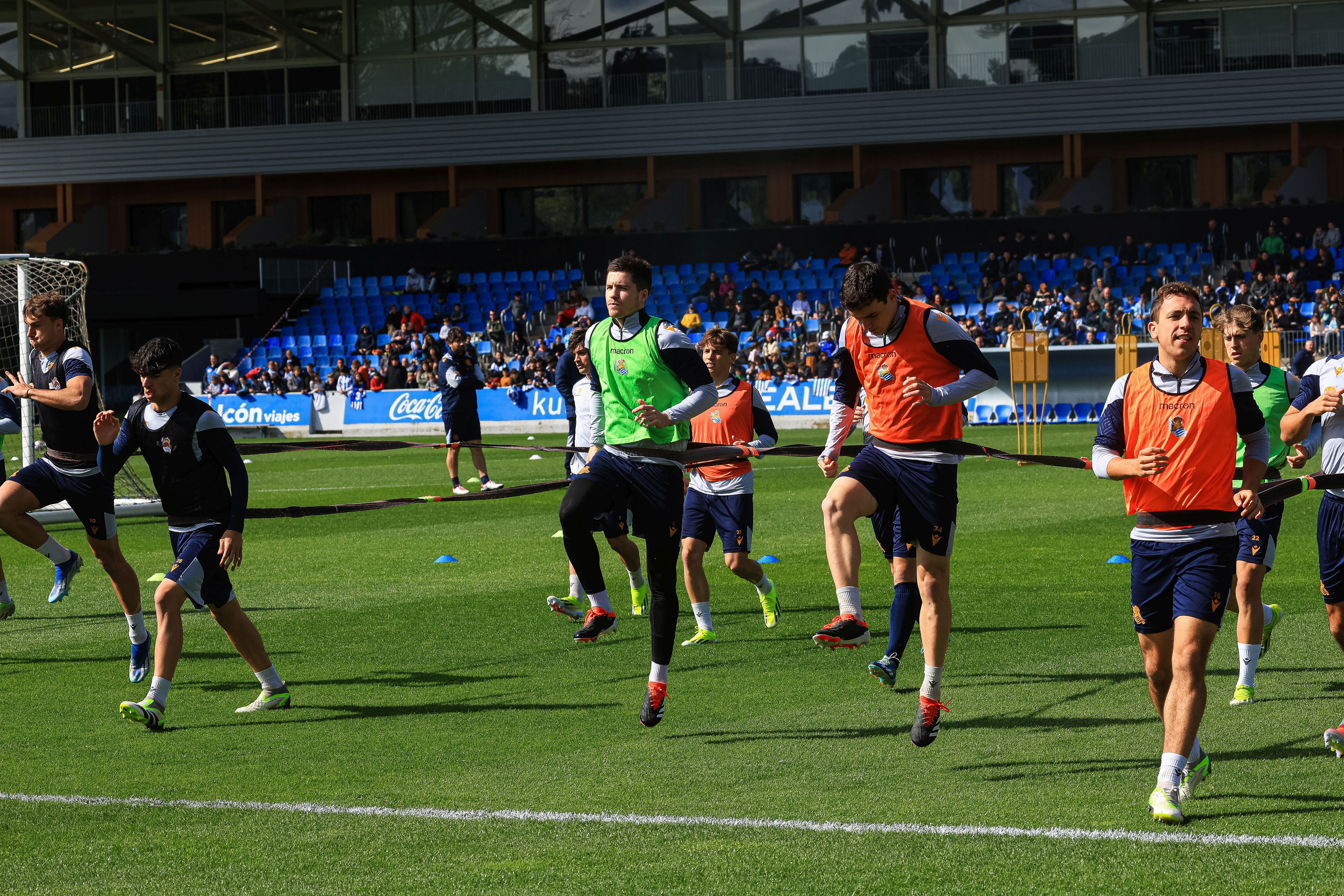 La Real se da un baño de masas en el entrenamiento en Zubieta