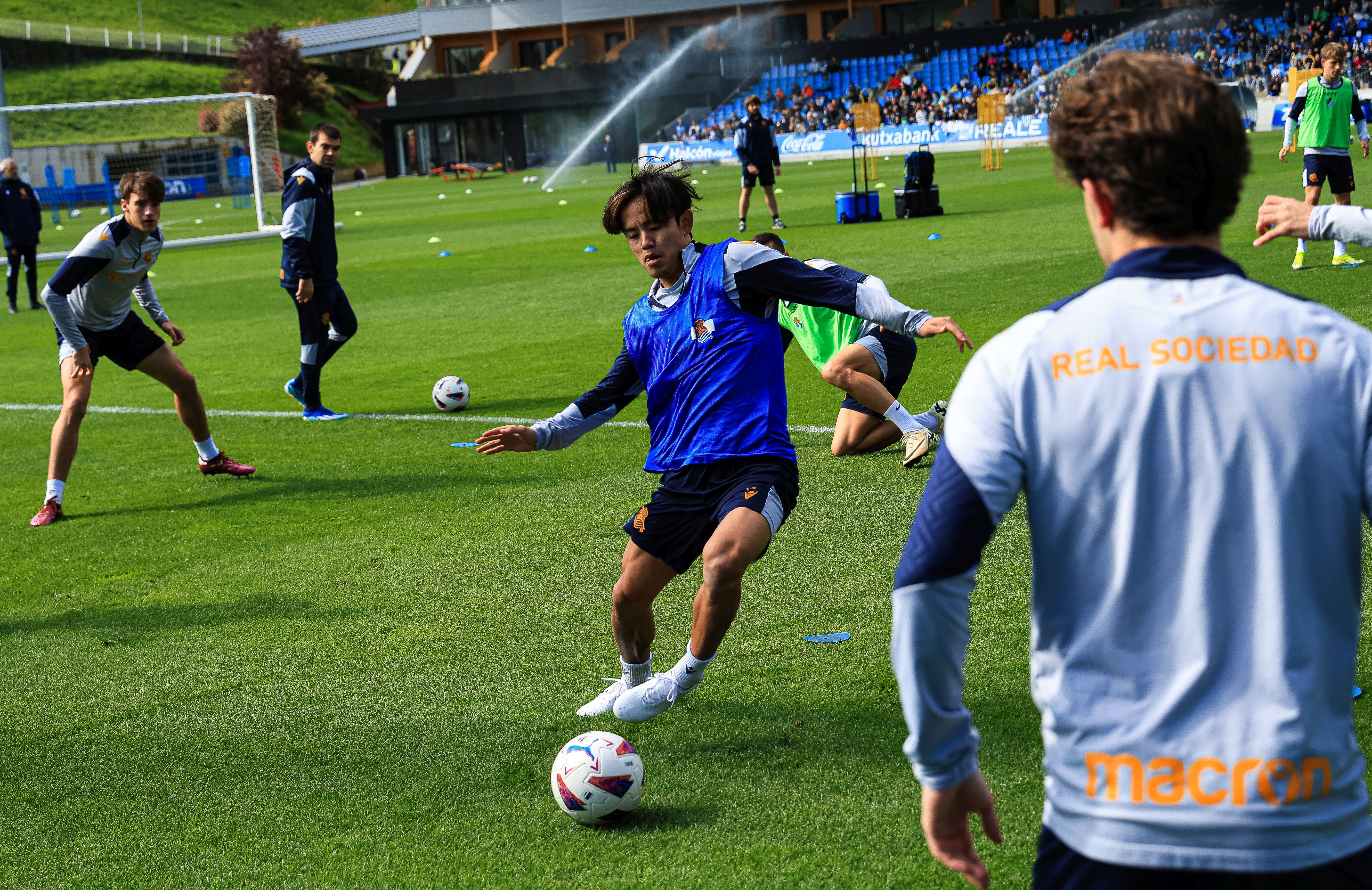 La Real se da un baño de masas en el entrenamiento en Zubieta