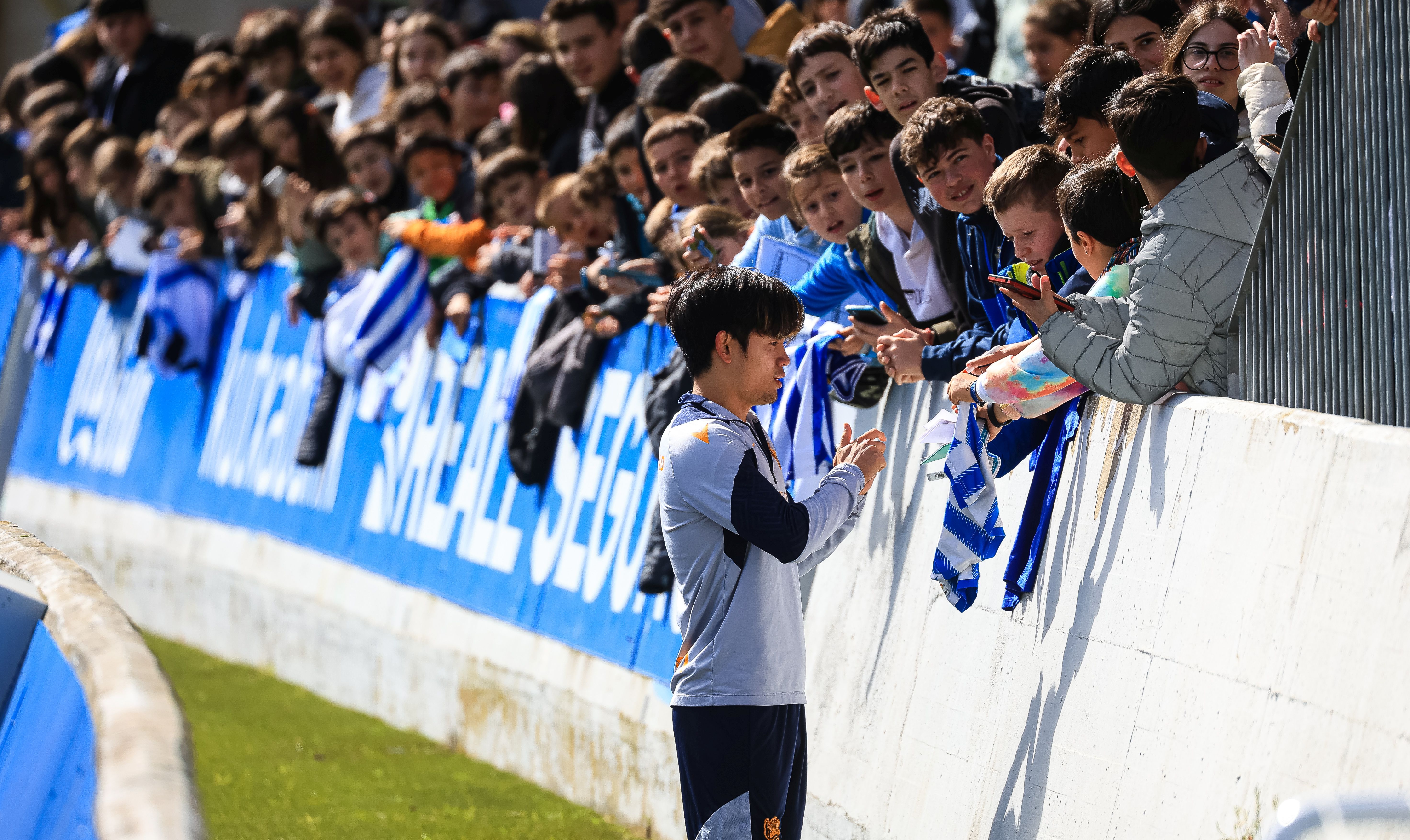 La Real se da un baño de masas en el entrenamiento en Zubieta