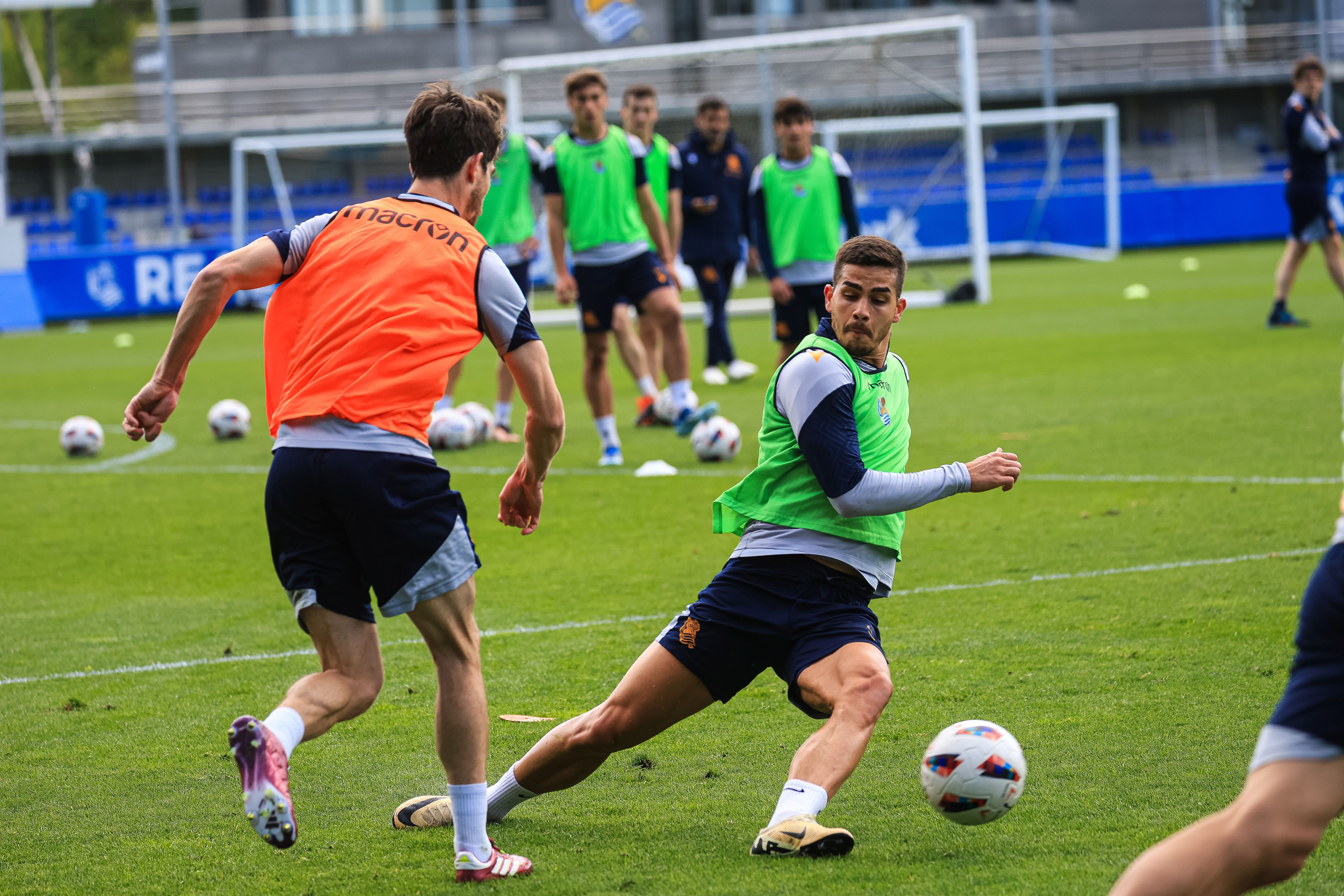 La Real se da un baño de masas en el entrenamiento en Zubieta