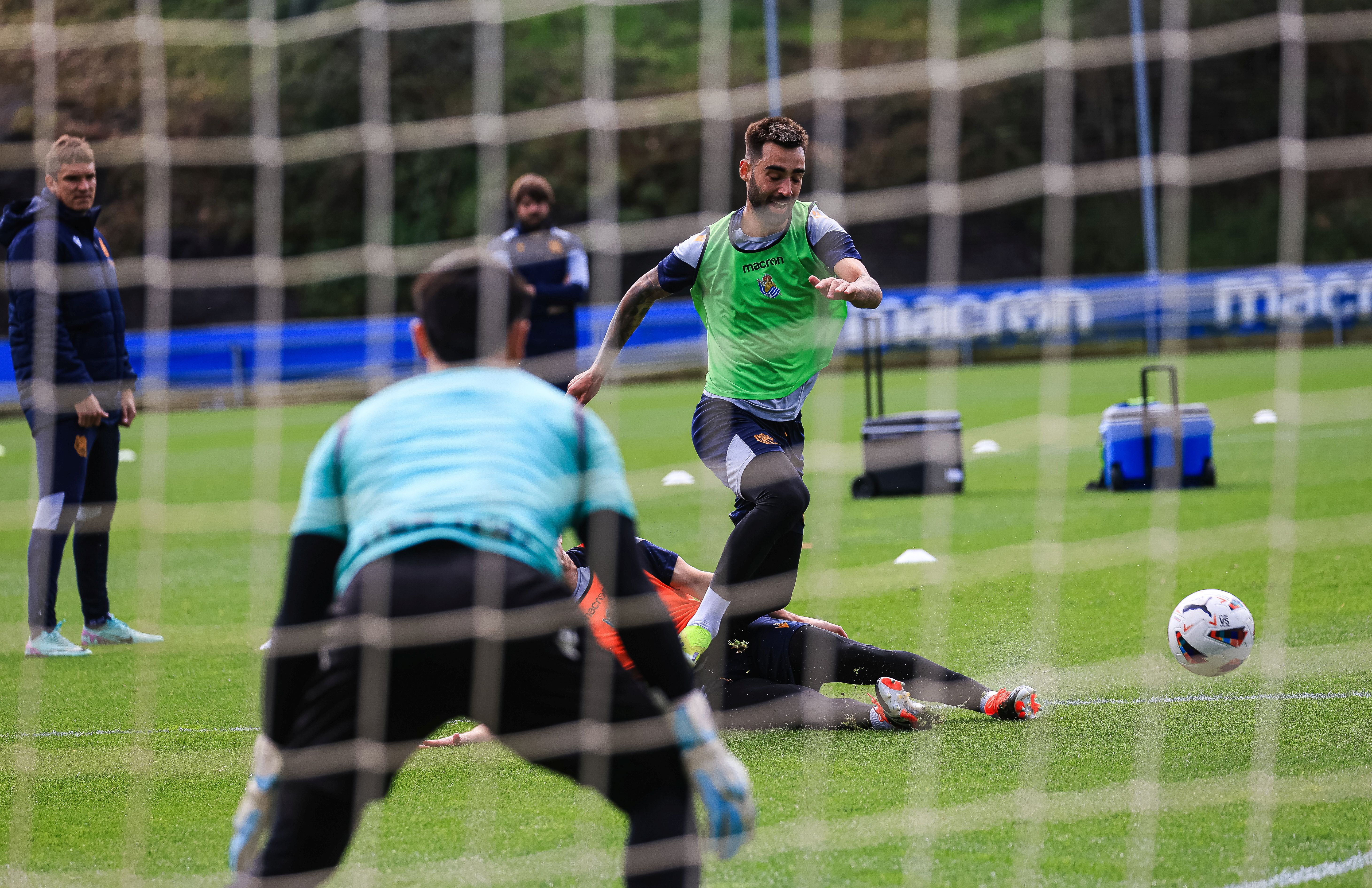 La Real se da un baño de masas en el entrenamiento en Zubieta