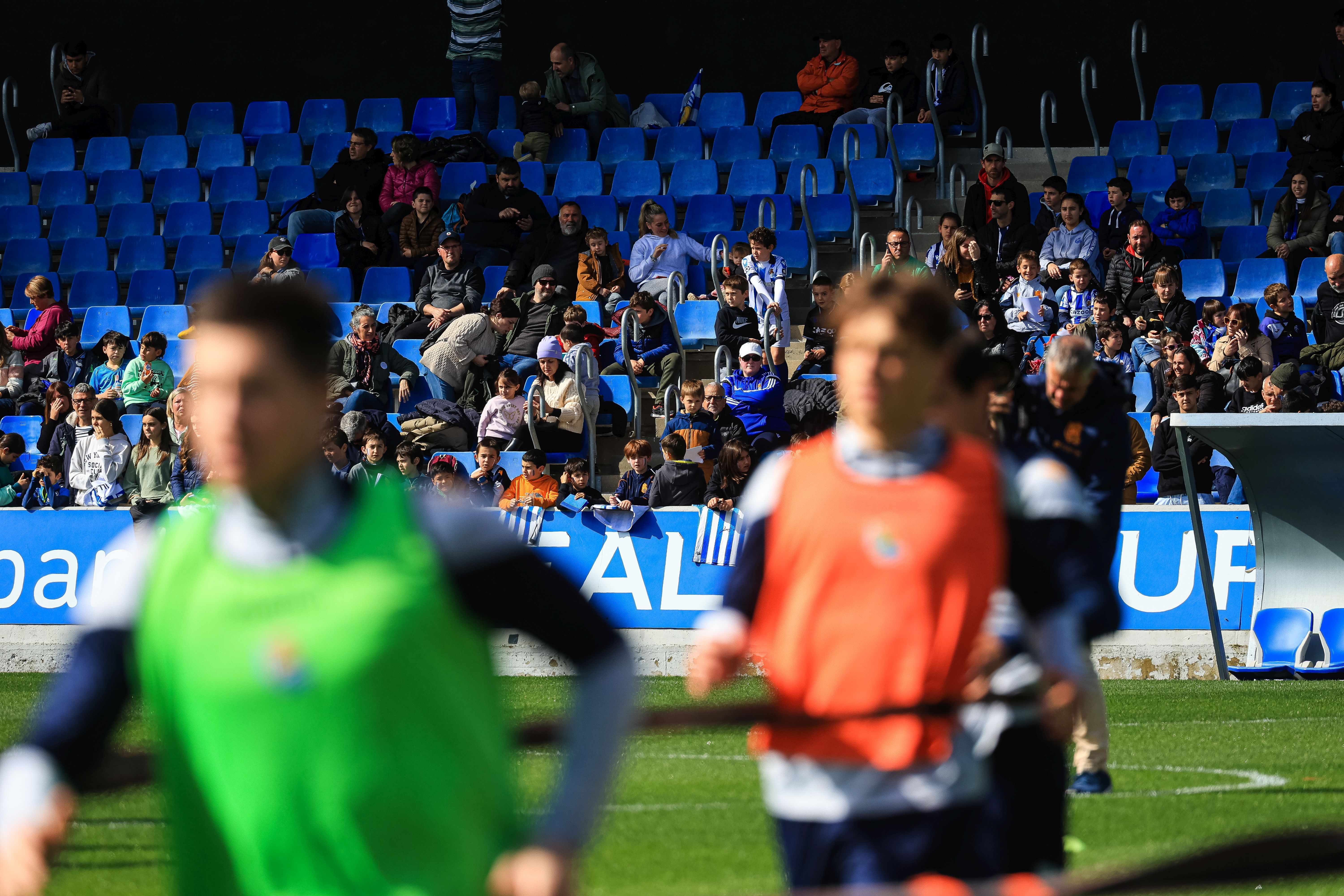 La Real se da un baño de masas en el entrenamiento en Zubieta
