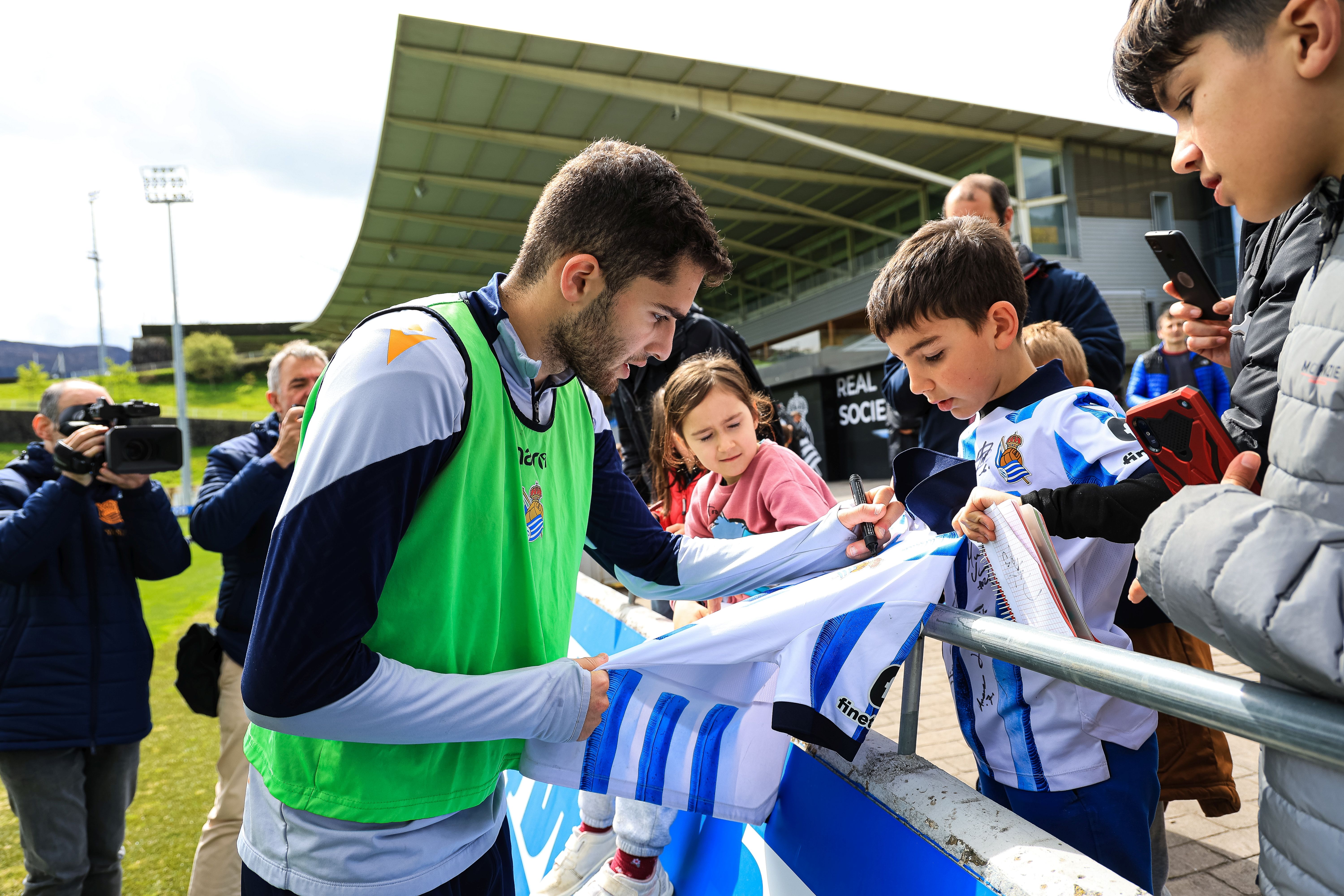 La Real se da un baño de masas en el entrenamiento en Zubieta