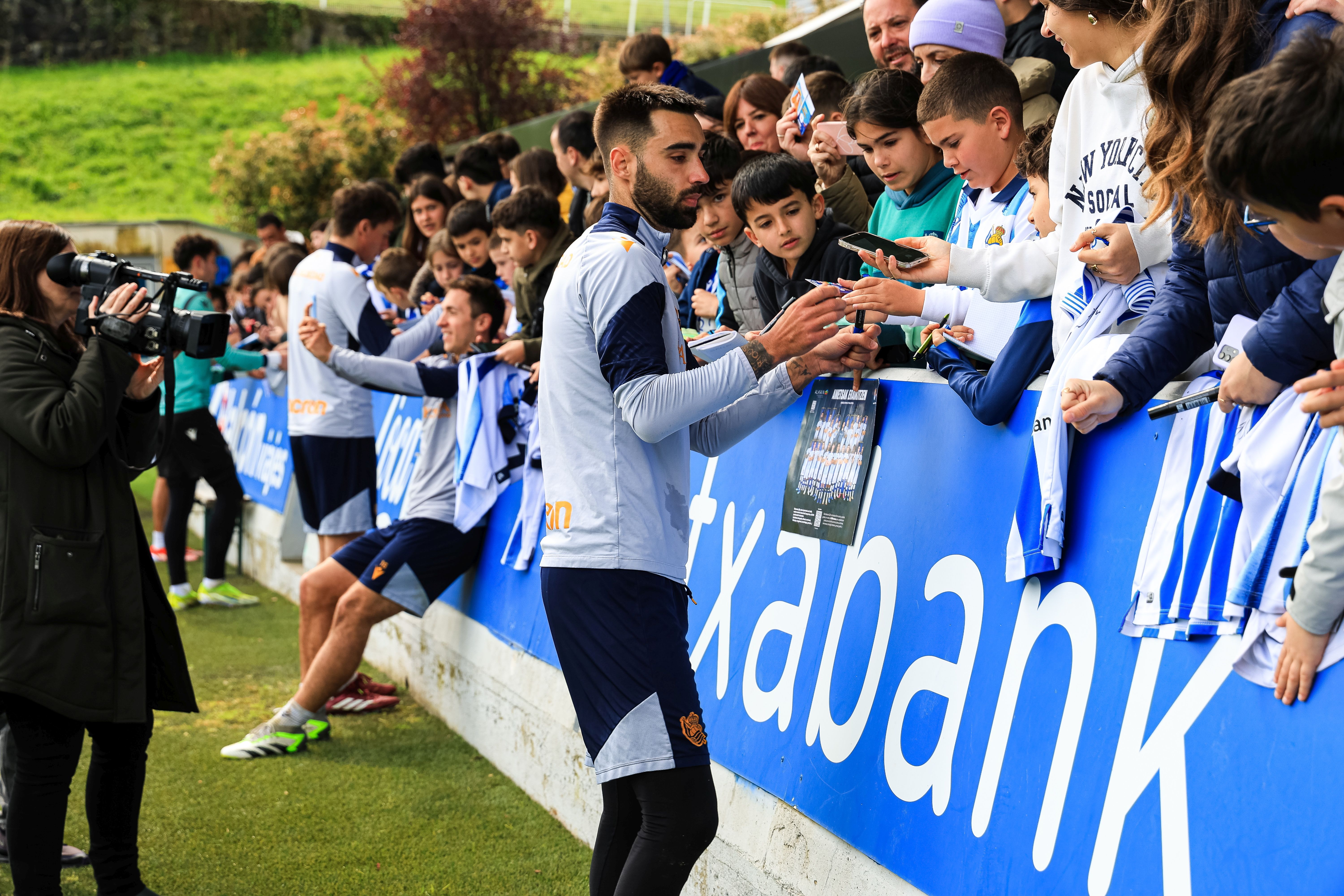 La Real se da un baño de masas en el entrenamiento en Zubieta