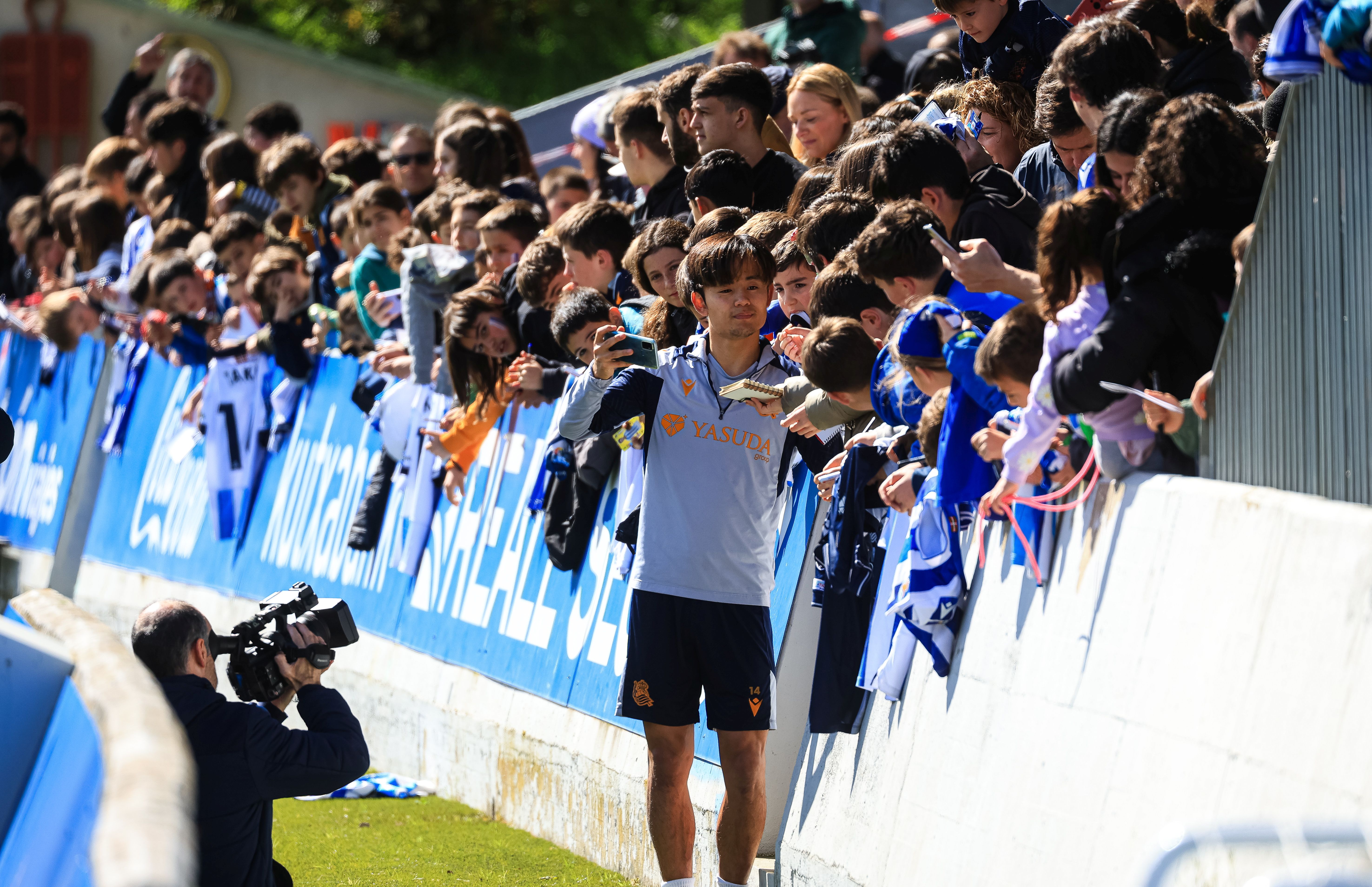 Kubo se saca un 'selfie' con unos aficionados.
