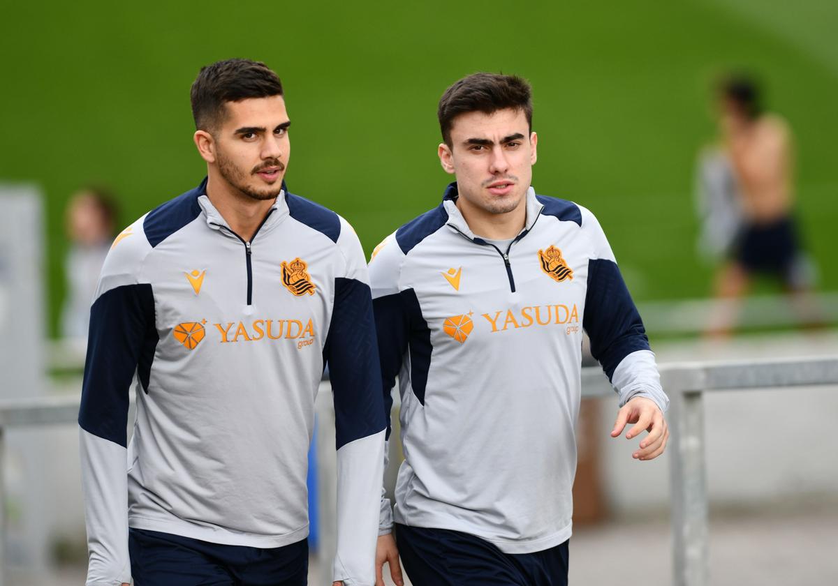 André Silva y Ander Barrenetxea, subiendo al campo Z2 de Zubieta.