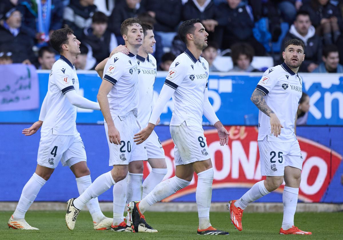 Zubimendi, Zubeldia, Merino y Galán, celebran el tanto de Jon Pacheco ayer en Mendizorrotza.