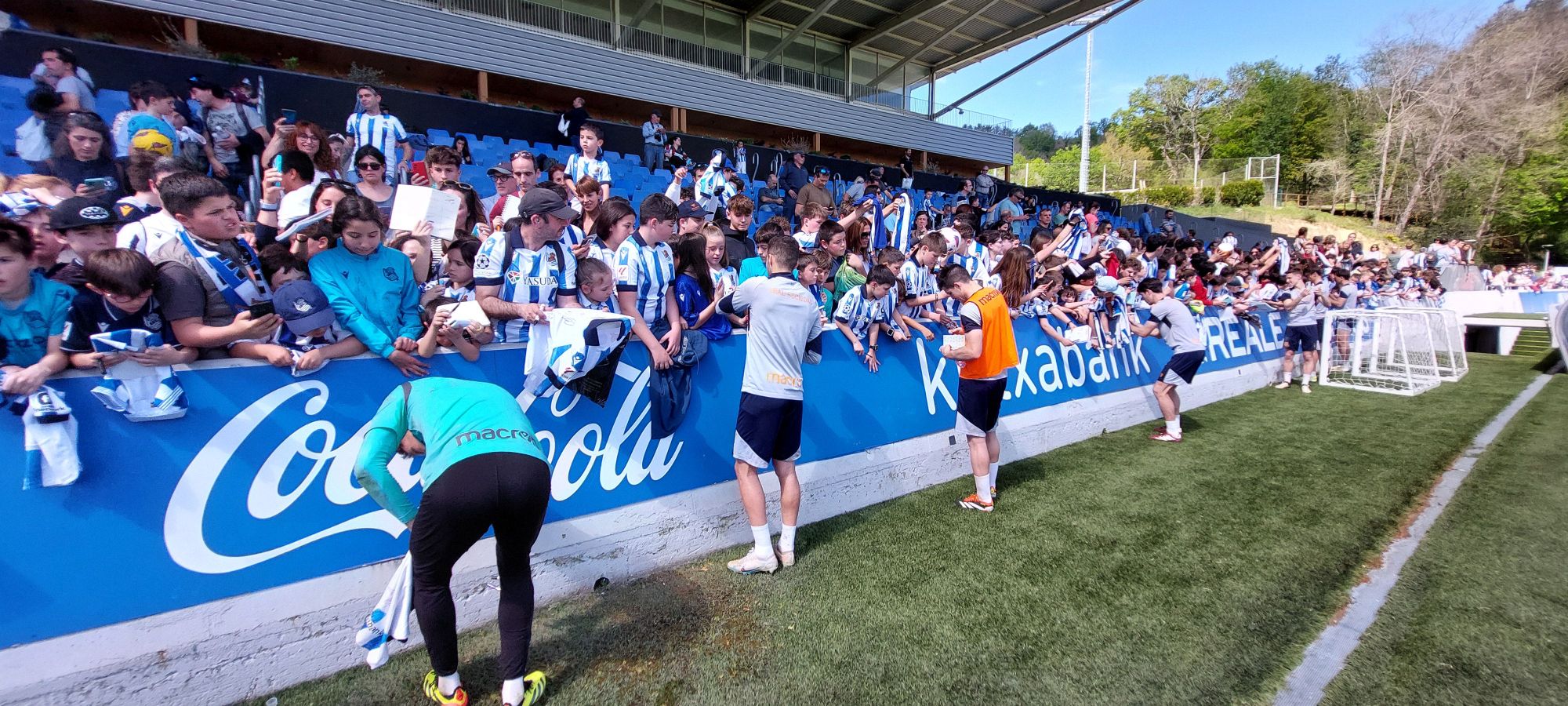Cientos de aficionados arropan a la Real en Zubieta