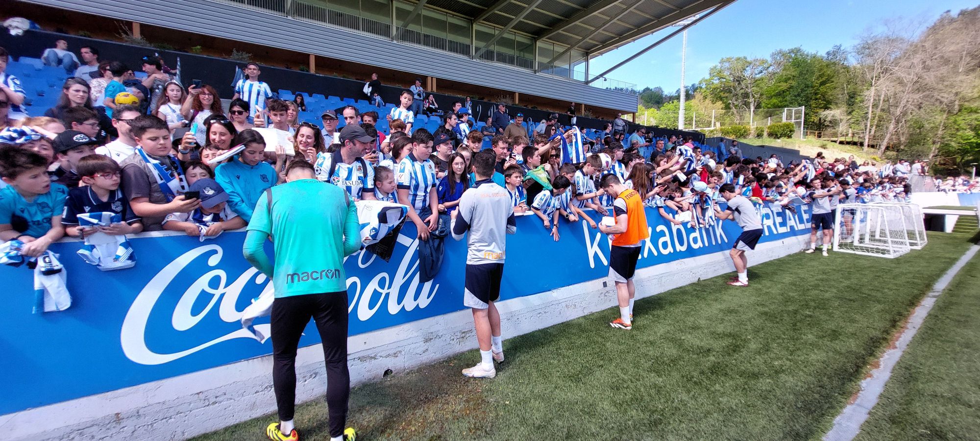 Cientos de aficionados arropan a la Real en Zubieta