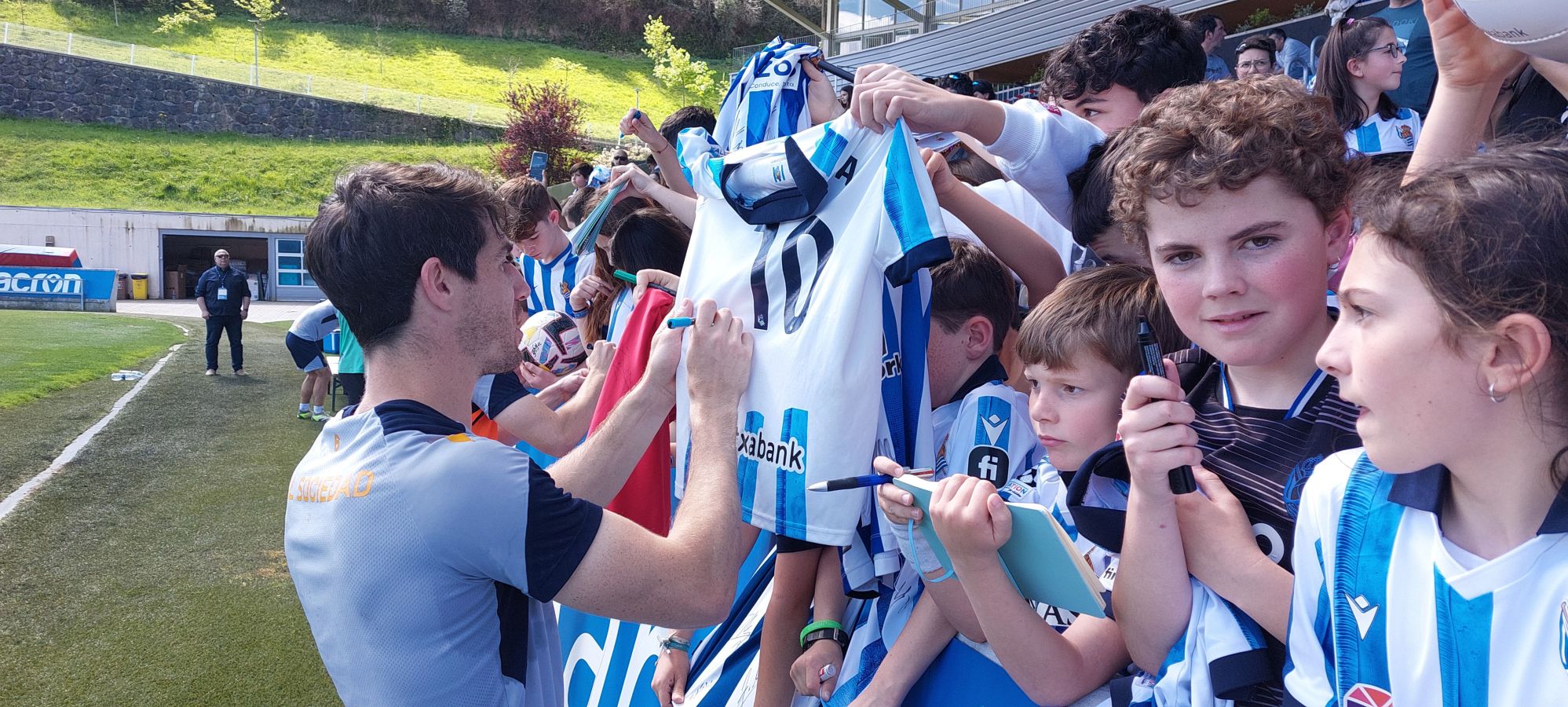 Cientos de aficionados arropan a la Real en Zubieta