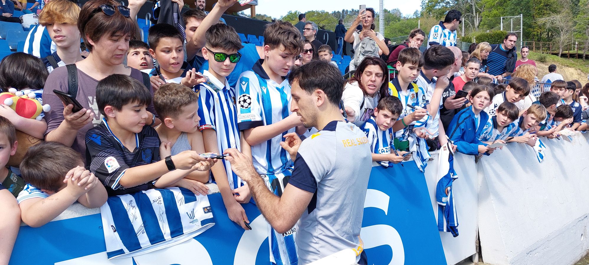 Cientos de aficionados arropan a la Real en Zubieta