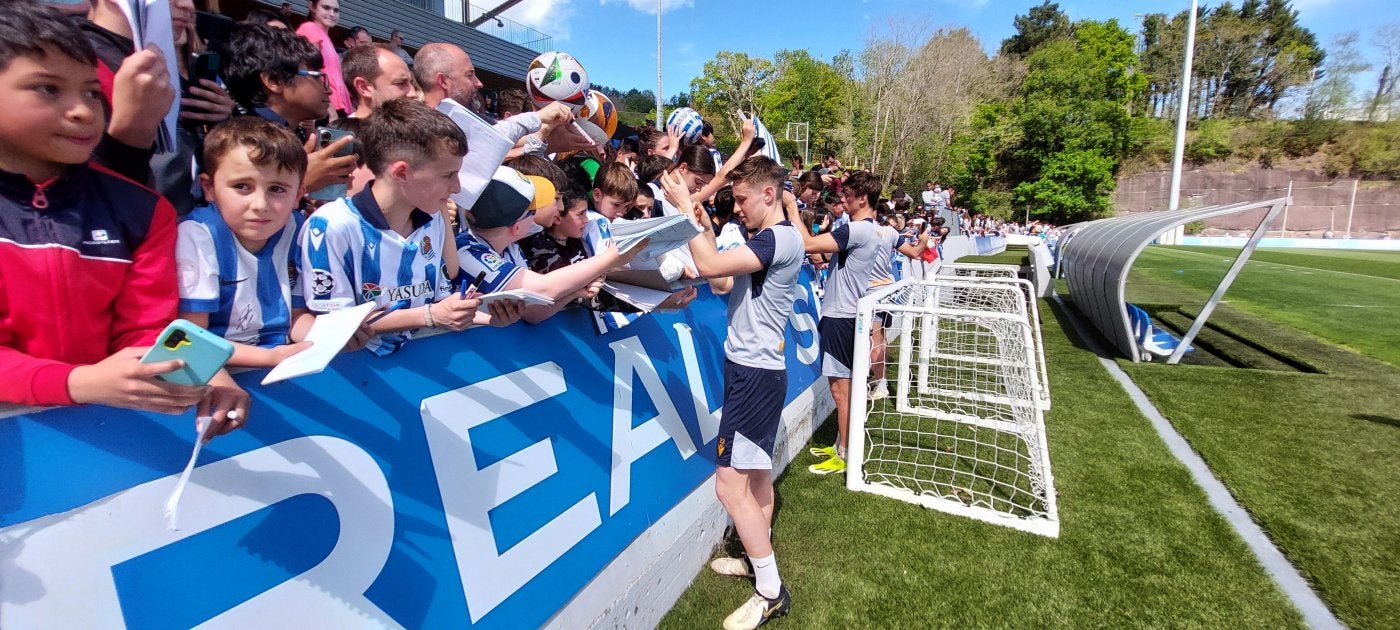 Turrientes firma autógrafos el miércoles en Zubieta.