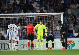 Remiro mira fijamente cómo Embarba coloca el balón en el punto de penalti, ayer en el Reale Arena.