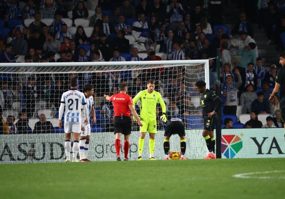 Remiro mira fijamente cómo Embarba coloca el balón en el punto de penalti, ayer en elReale Arena.