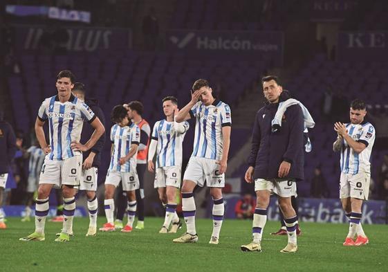 Decepción entre los jugadores el terminar el partido, tras encajar el empate desde el punto de penalti.