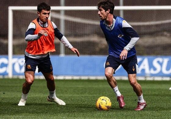 Zubimendi presiona a Aritz en el entrenamiento de Zubieta