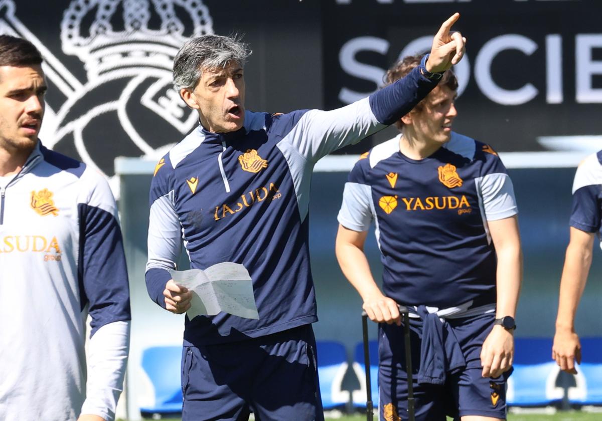 Imanol Alguacil dirige a sus jugadores en el entrenamiento de este viernes en Zubieta.