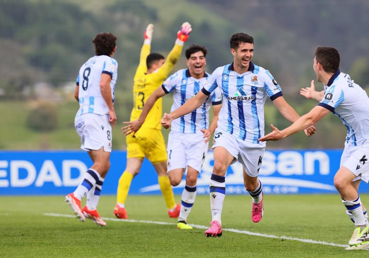 Azkune celebra ayer uno de los dos goles logrados en Zubieta.