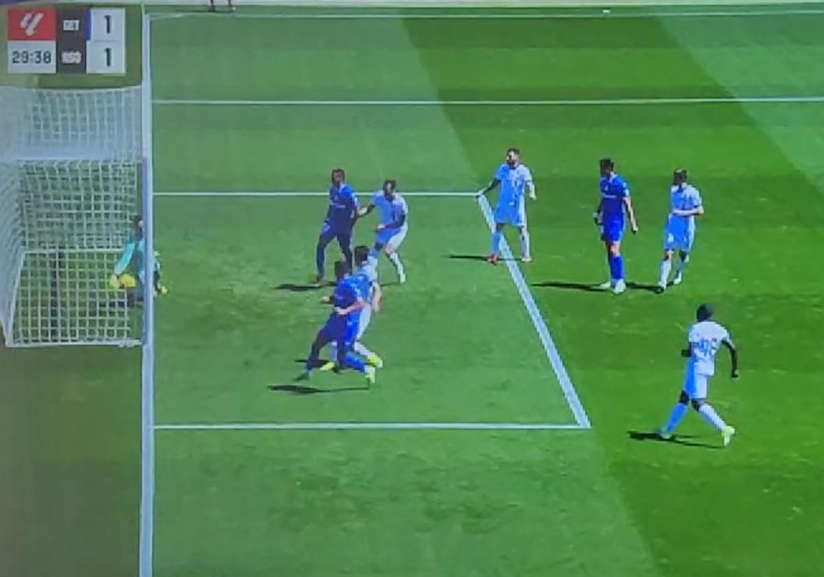 Del milagro de Remiro al 'doble' gol en contra: el remate de Óscar entró pero el de Latasa contó