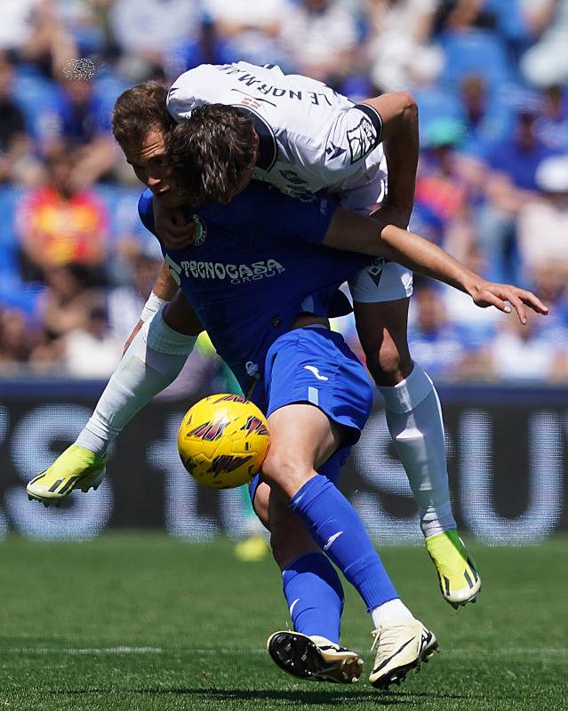 Le Normand salta encima de Latasa para hacerse con el balón.