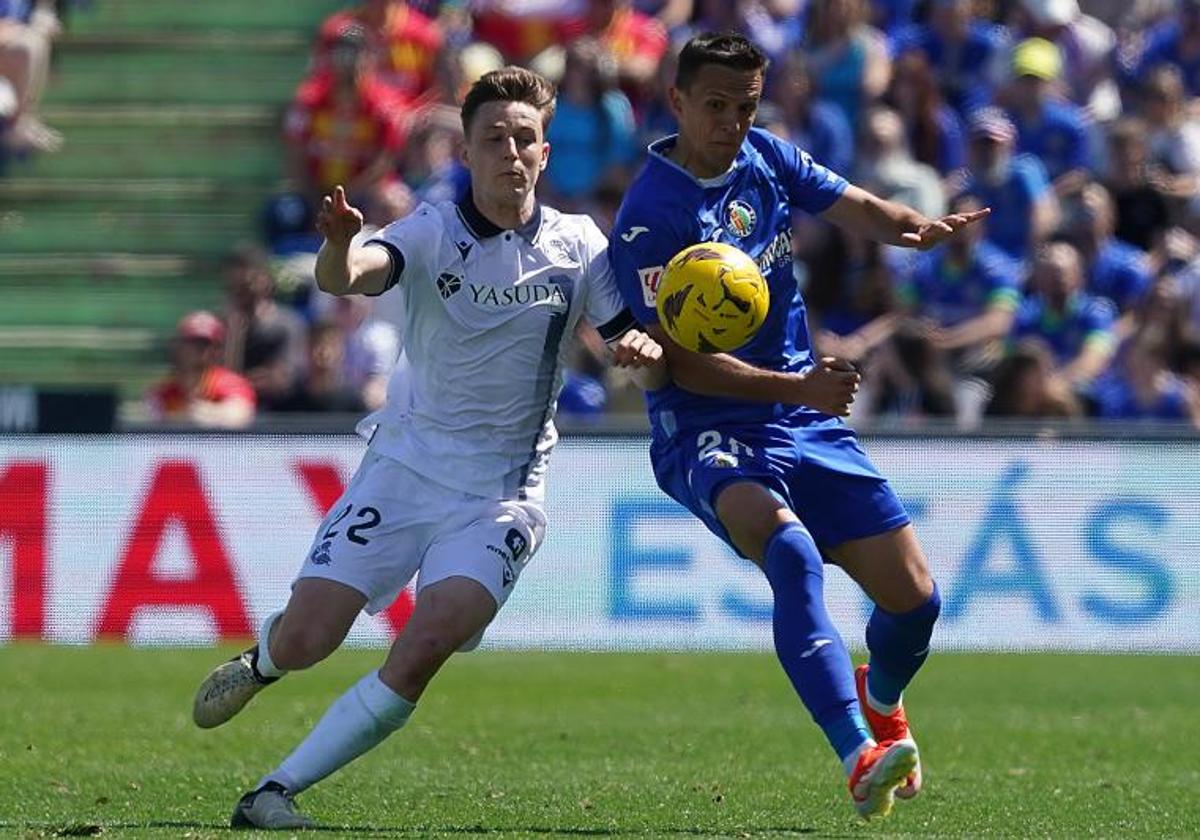 Turrientes pugna por un balón con Maksimovic.