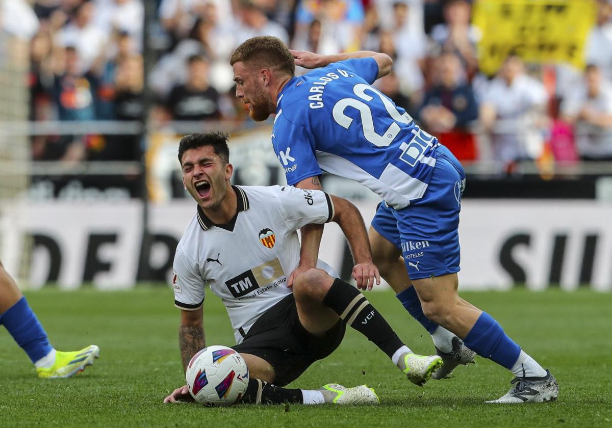 Hugo Duro se queja de una entrada en el choque de ayer en Mestalla.