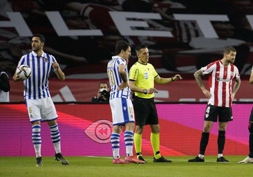 El árbitro de la final de Copa admite que la mano de Iñigo Martínez fue penalti
