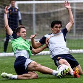Olasagasti y Aramburu pugnan por un balón durante un entrenamiento en Zubieta.