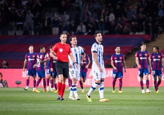 Oyarzabal, Merino y Aramburu se lamentan por el primer gol recibido en Montjuic.