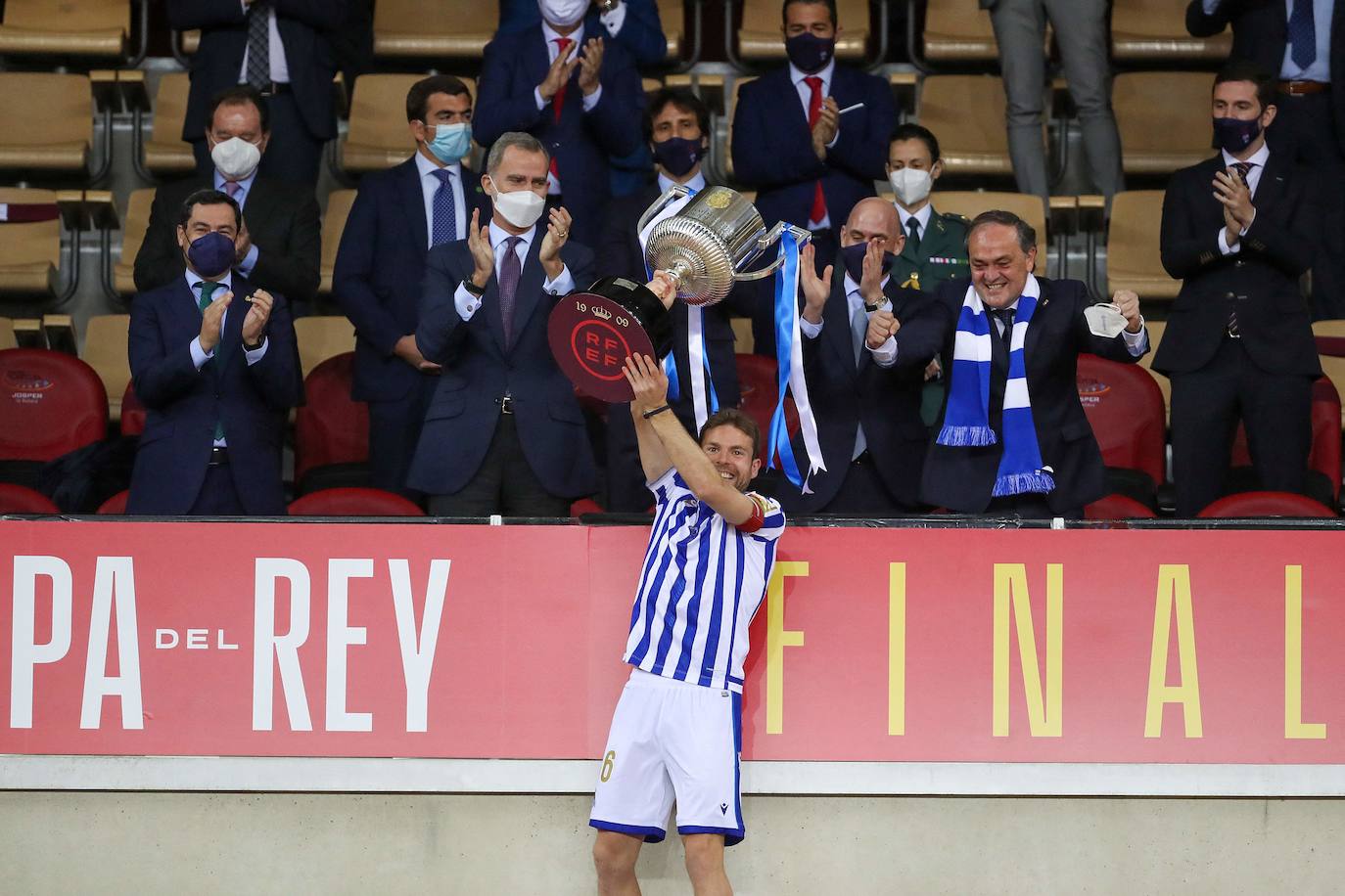 Illarramendi alza la Copa del Rey frente a Felipe VI tras la final de 2021.