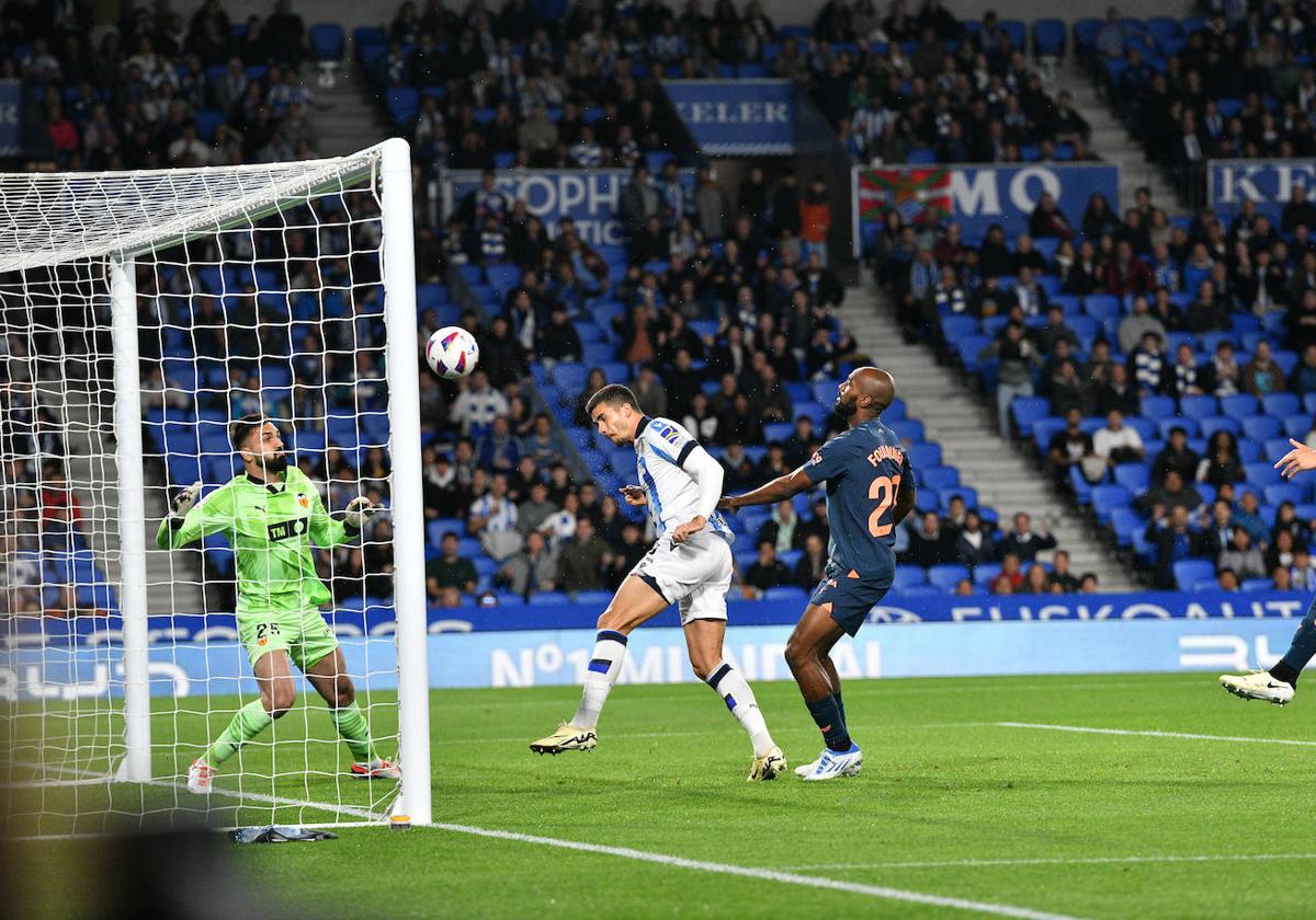 Take Cubo abraza a André Silva ante Merino para celebrar el gol del luso que dio el triunfo.