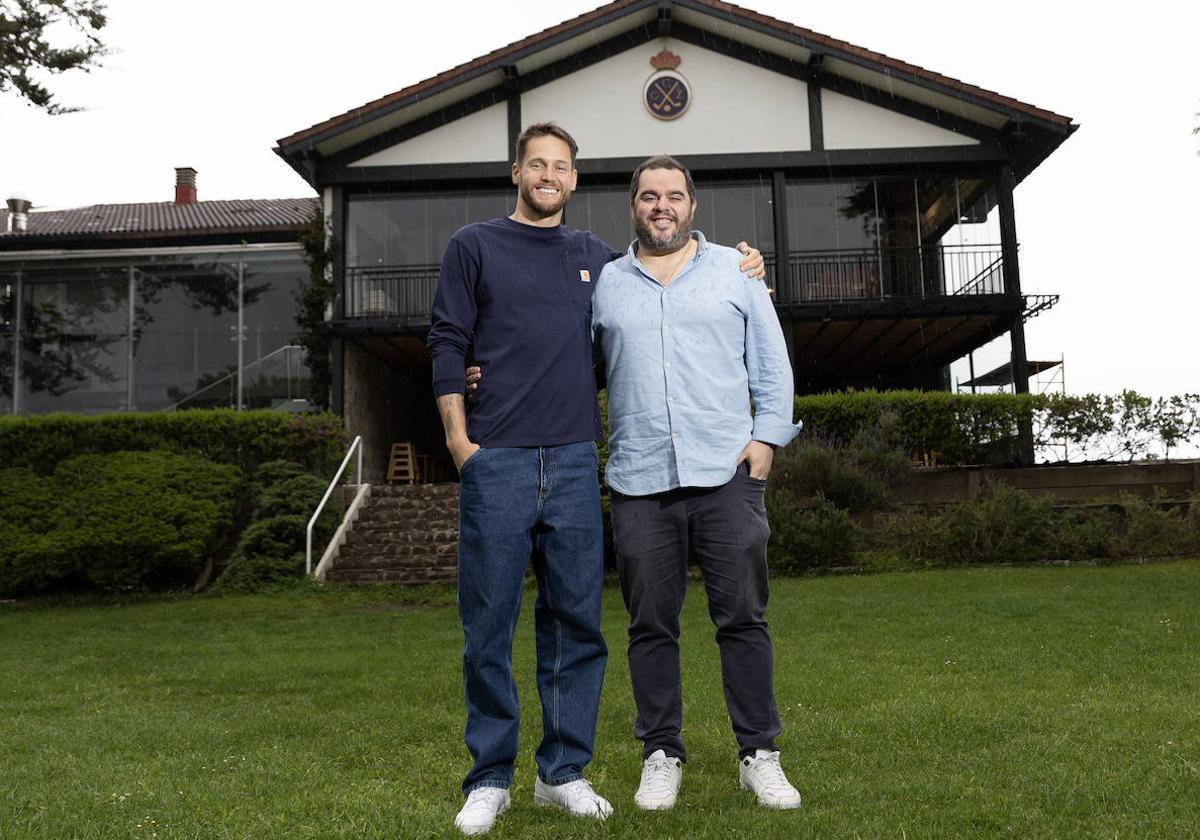 Remiro y Martínez posan frente al club de golf de Zarautz.