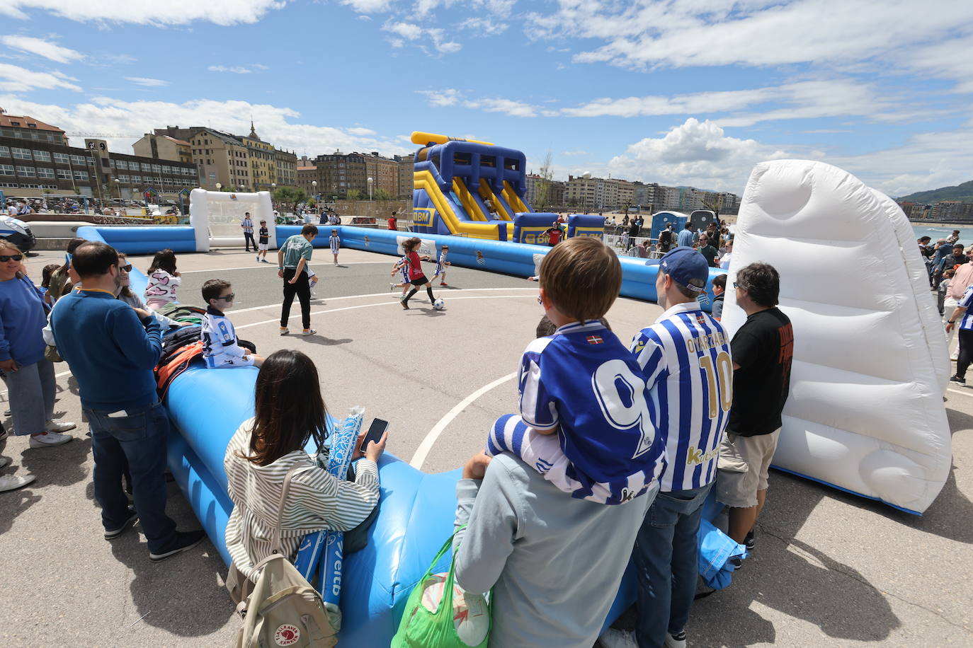 Gran ambiente en la fan zone de Sagüés