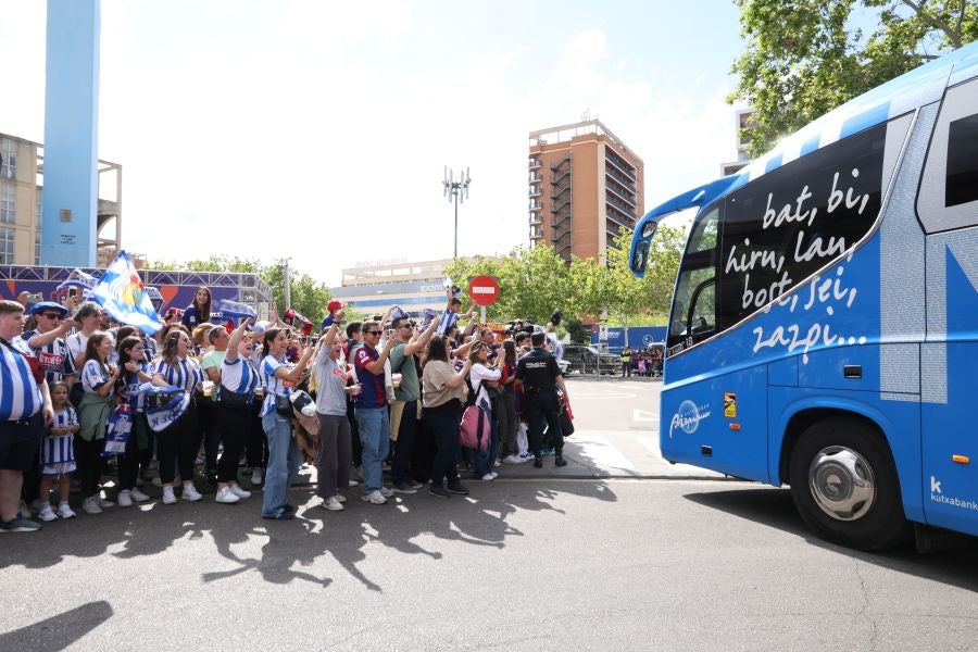 El recibimiento al autobús, en imágenes