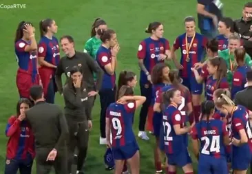 Las jugadoras del Barcelona, con las medallas en el campo.