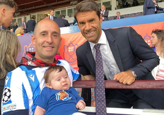 Mario García, con Leire en brazos y Xabi Prieto.