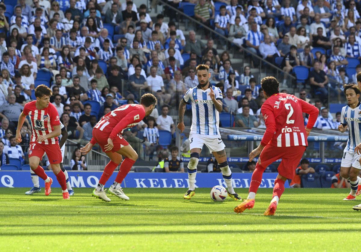Brais encara a varios jugadores del Atlético de Madrid.