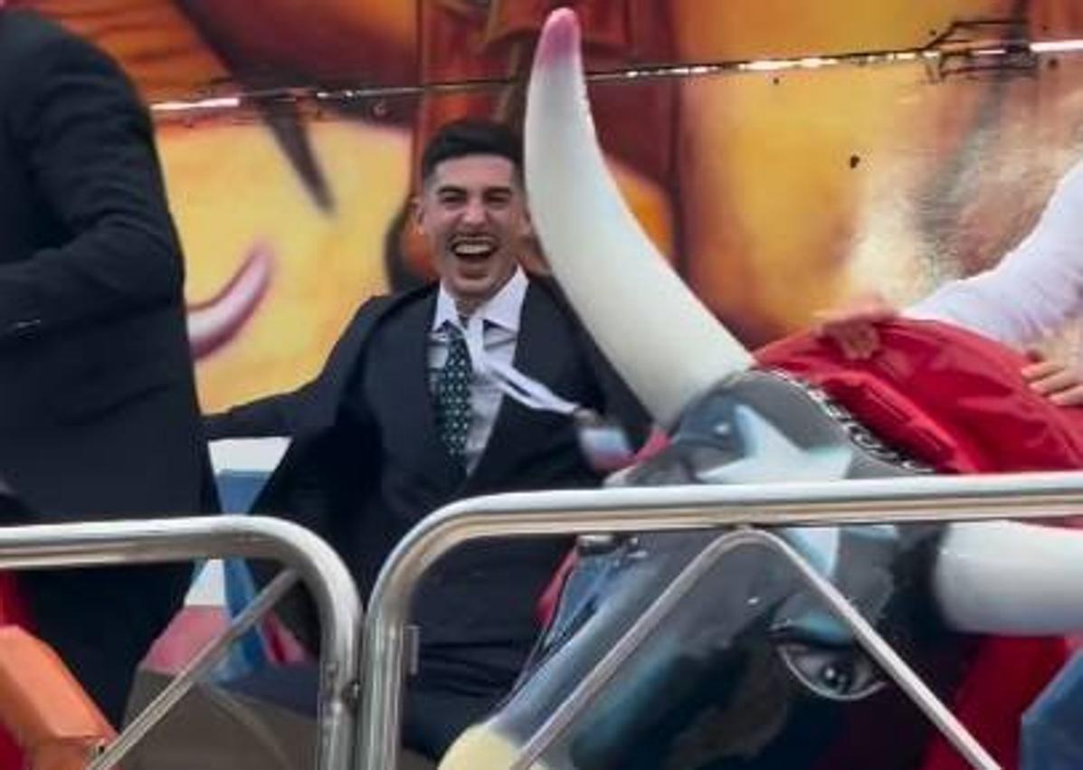 Imagen secundaria 1 - André Silva junto a su novia y Carlos Fernández fueron unos de los invitados que más disfrutaron.