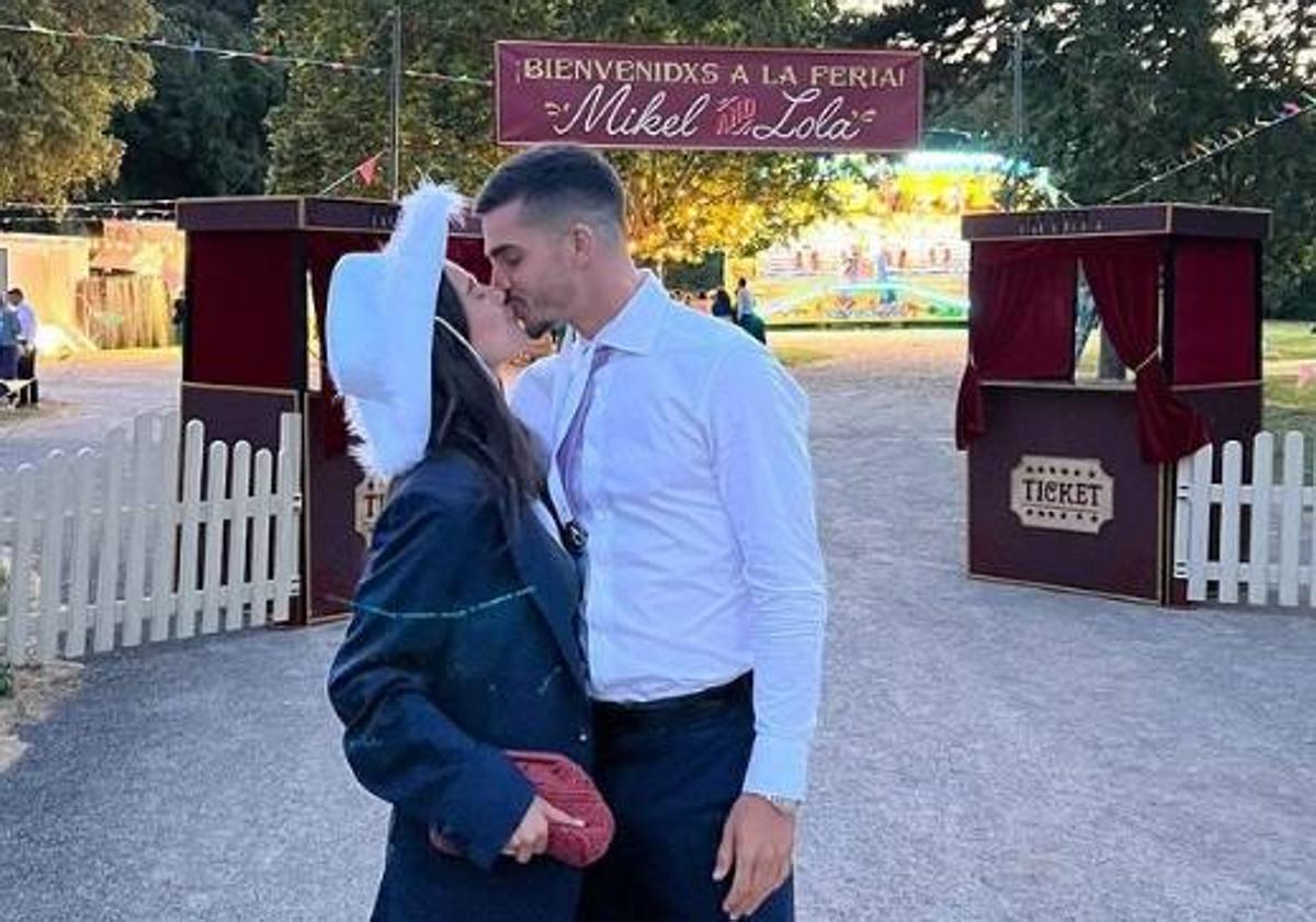 Imagen principal - André Silva junto a su novia y Carlos Fernández fueron unos de los invitados que más disfrutaron.