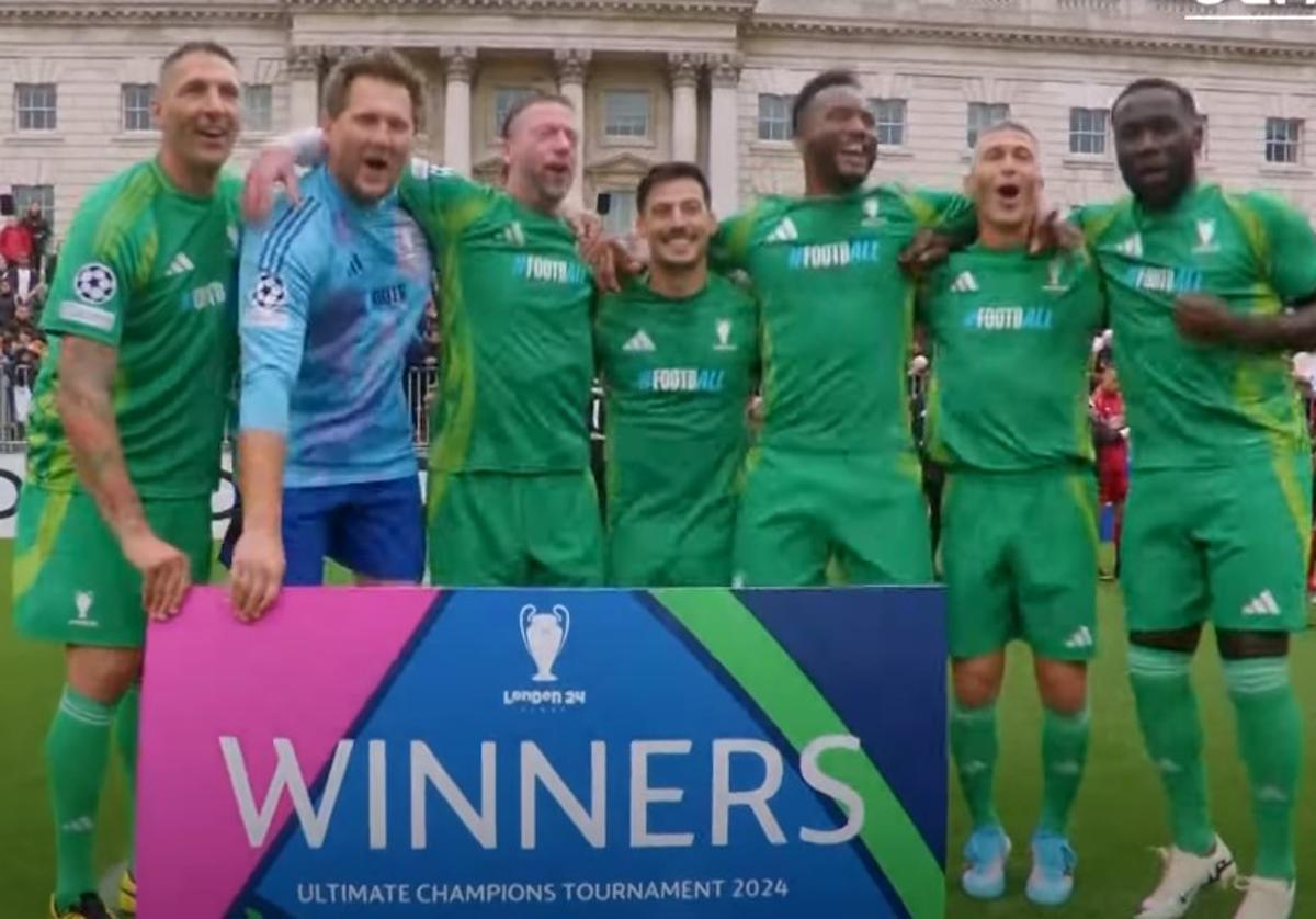David Silva, junto a sus compañeros de equipo en el cuadrangular de leyendas disputado en Londres este fin de semana.