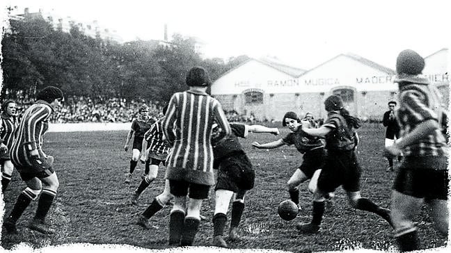 ¿Cuándo se disputó el primer partido femenino?
