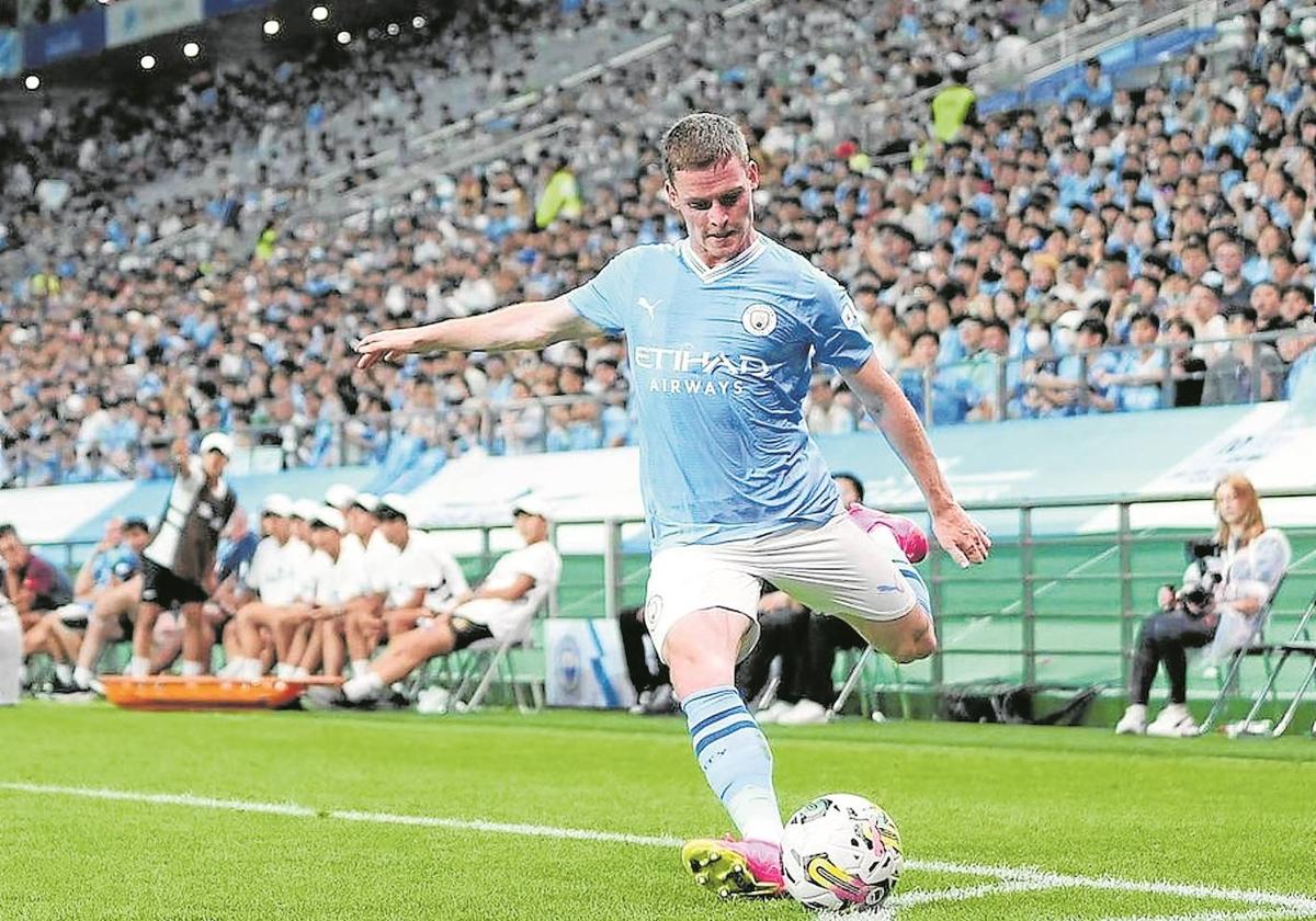 Sergio Gómez saca un córner con el Manchester City