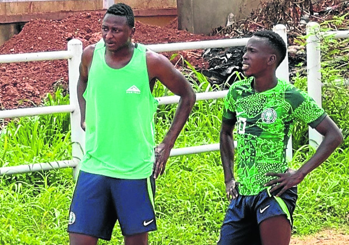 Sadiq Umar, en la imagen junto a otro futbolista, está aprovechando sus vacaciones en Nigeria para ejercitarse